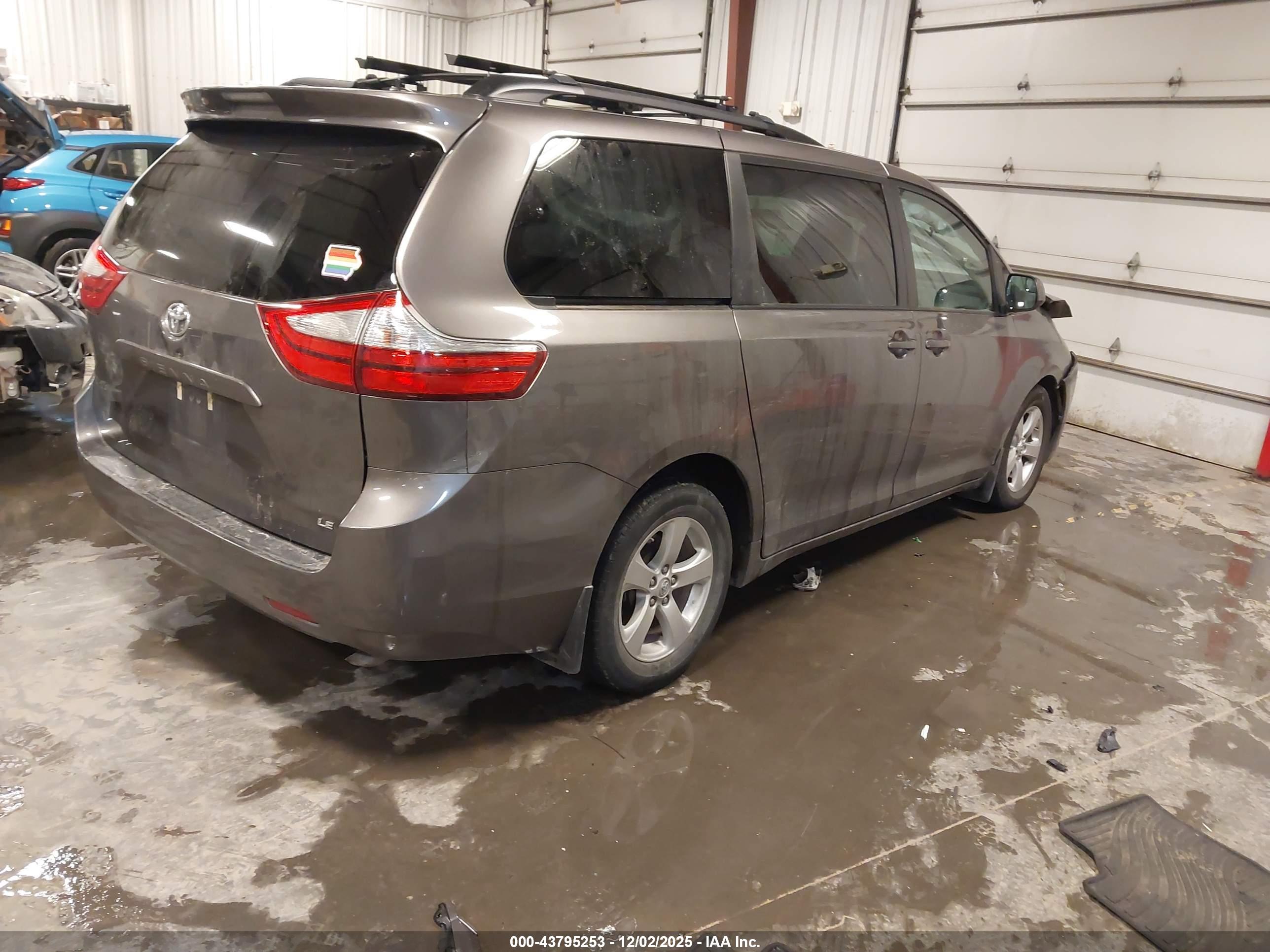 TOYOTA SIENNA image 4