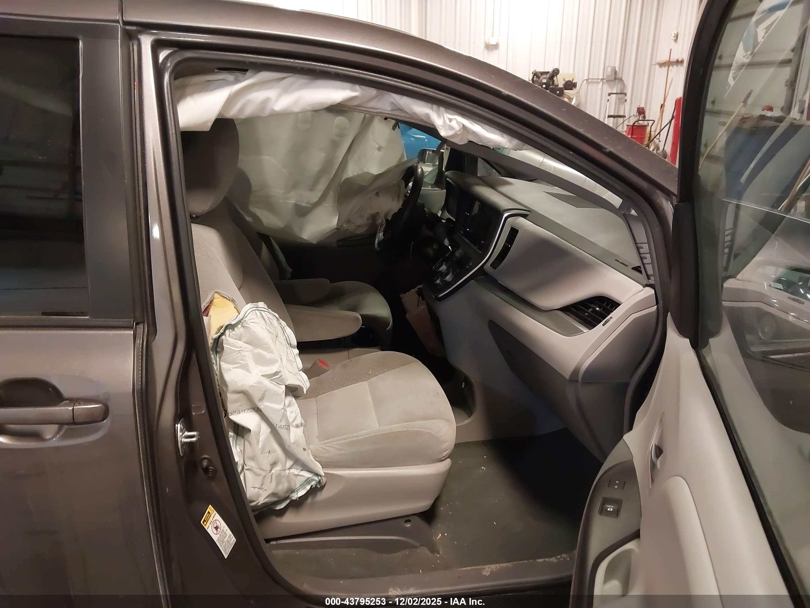 TOYOTA SIENNA image 5