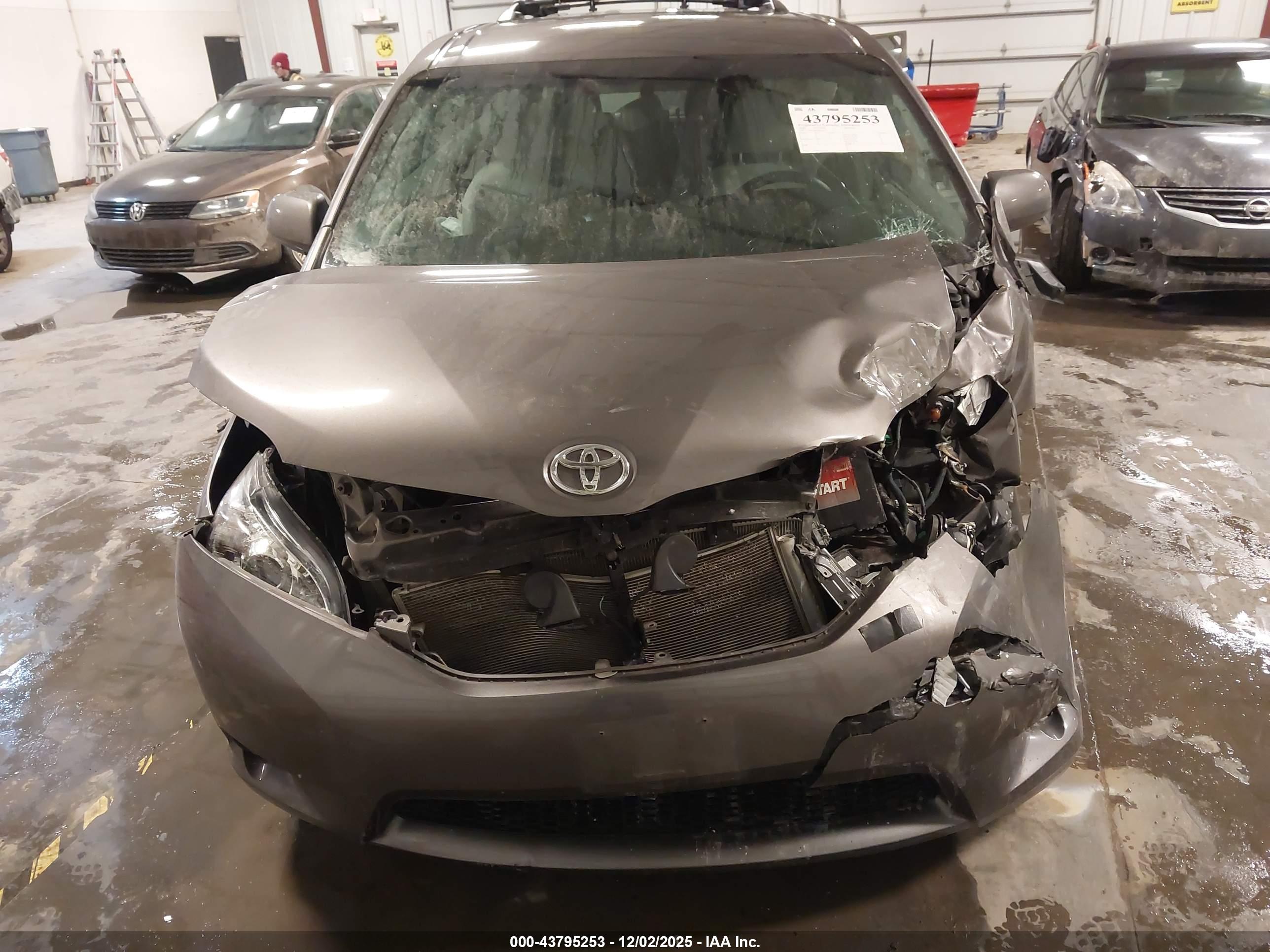 TOYOTA SIENNA image 6