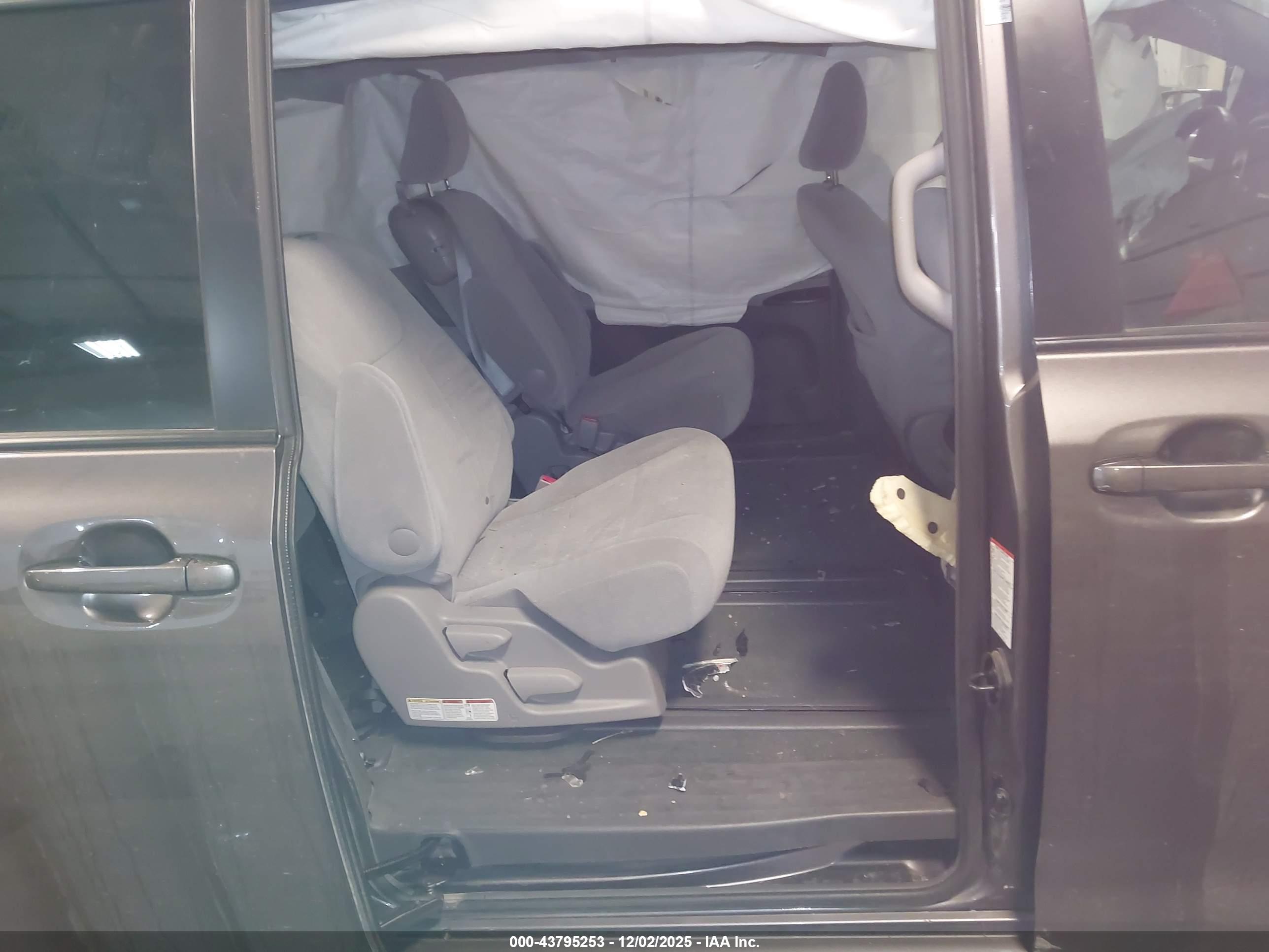 TOYOTA SIENNA image 8