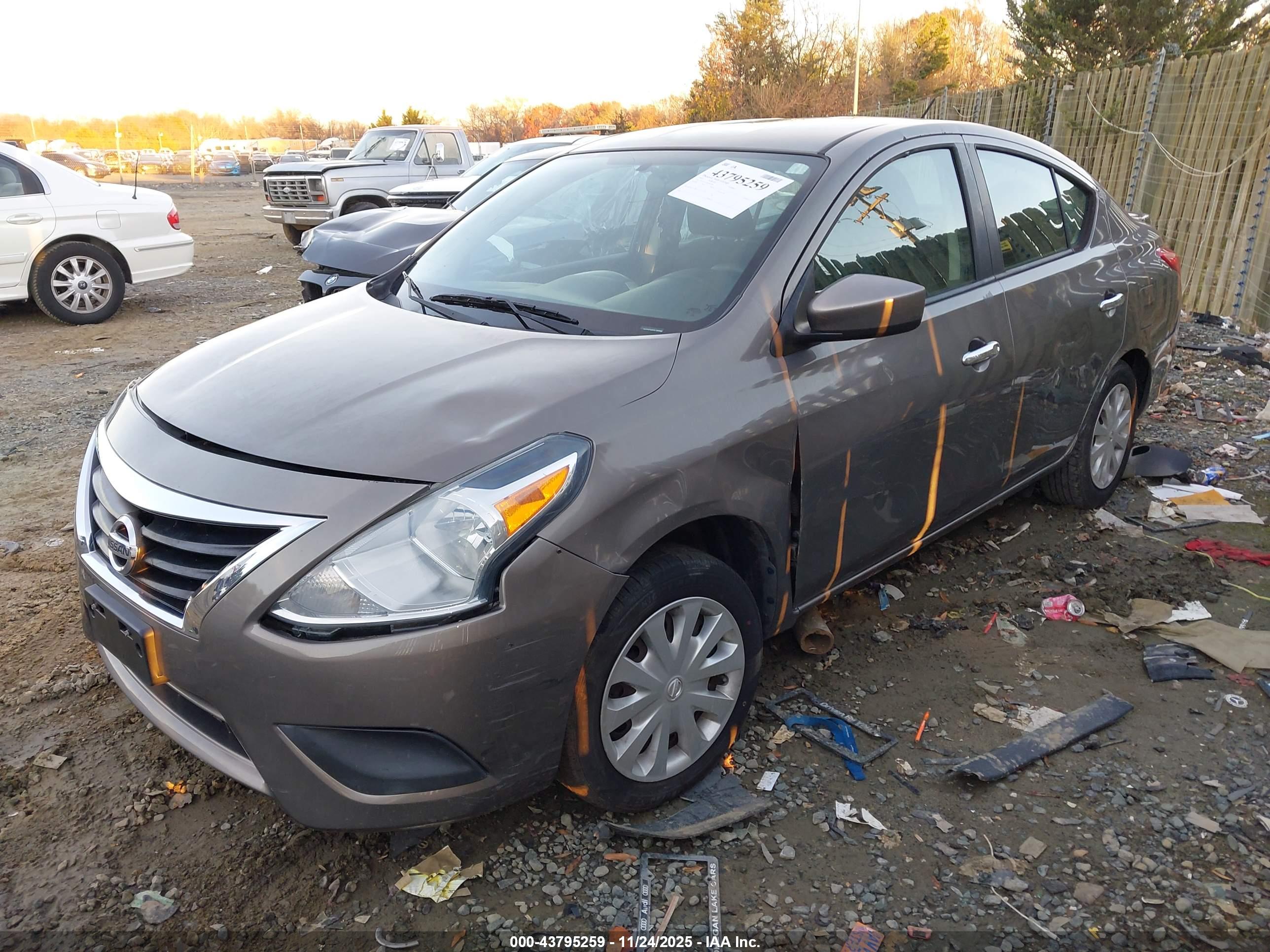 NISSAN VERSA image 2