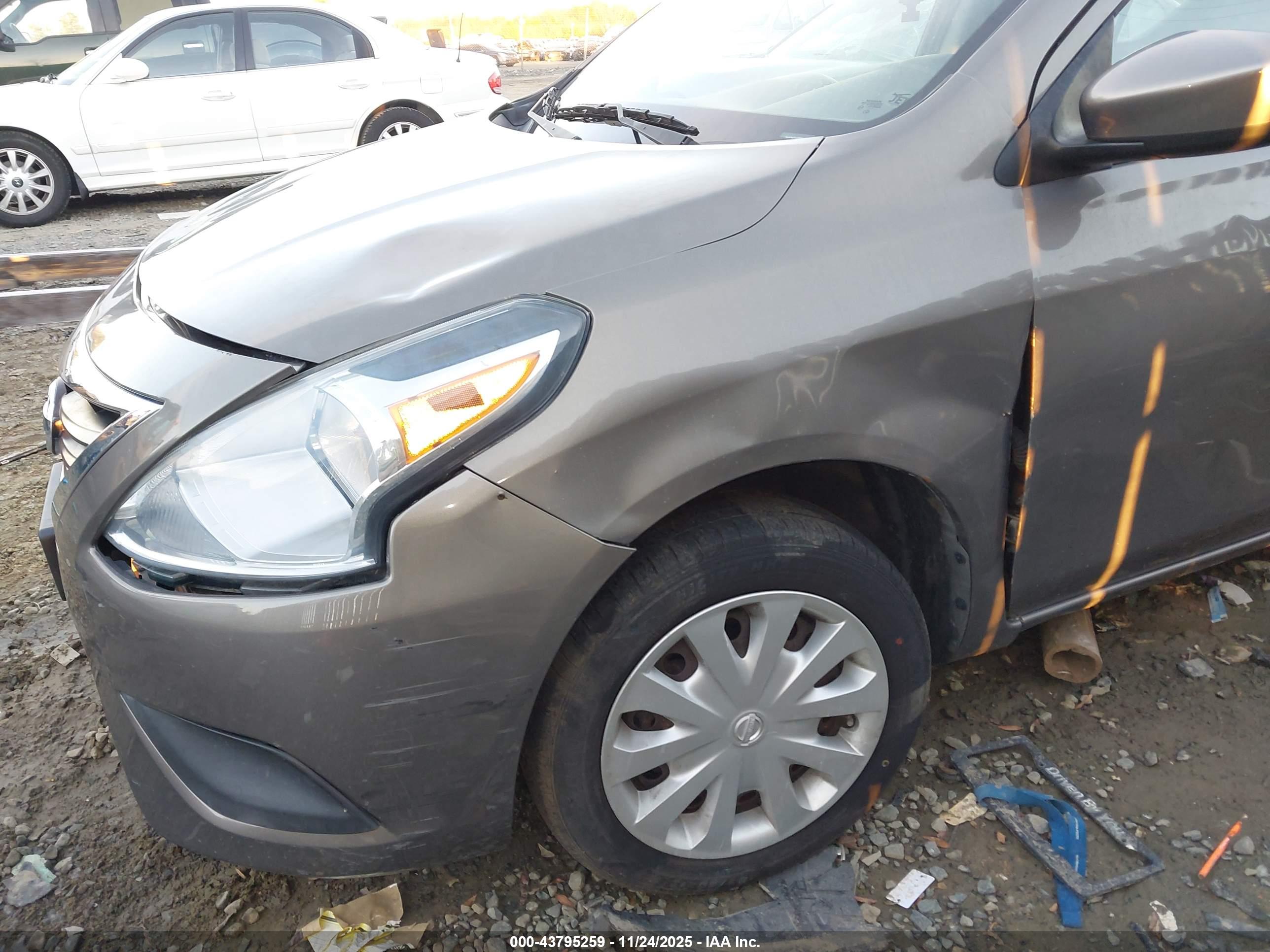 NISSAN VERSA image 6