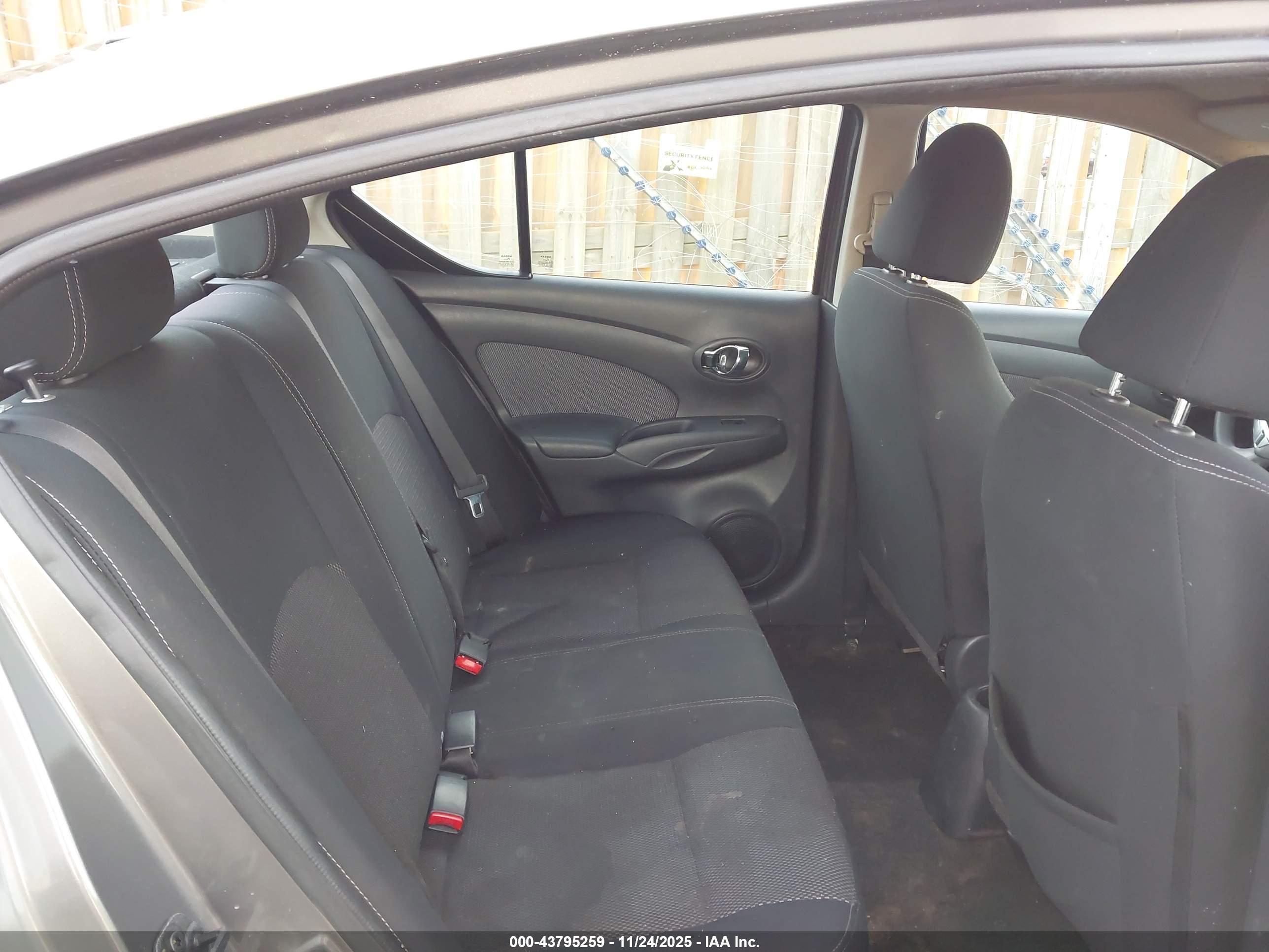 NISSAN VERSA image 8