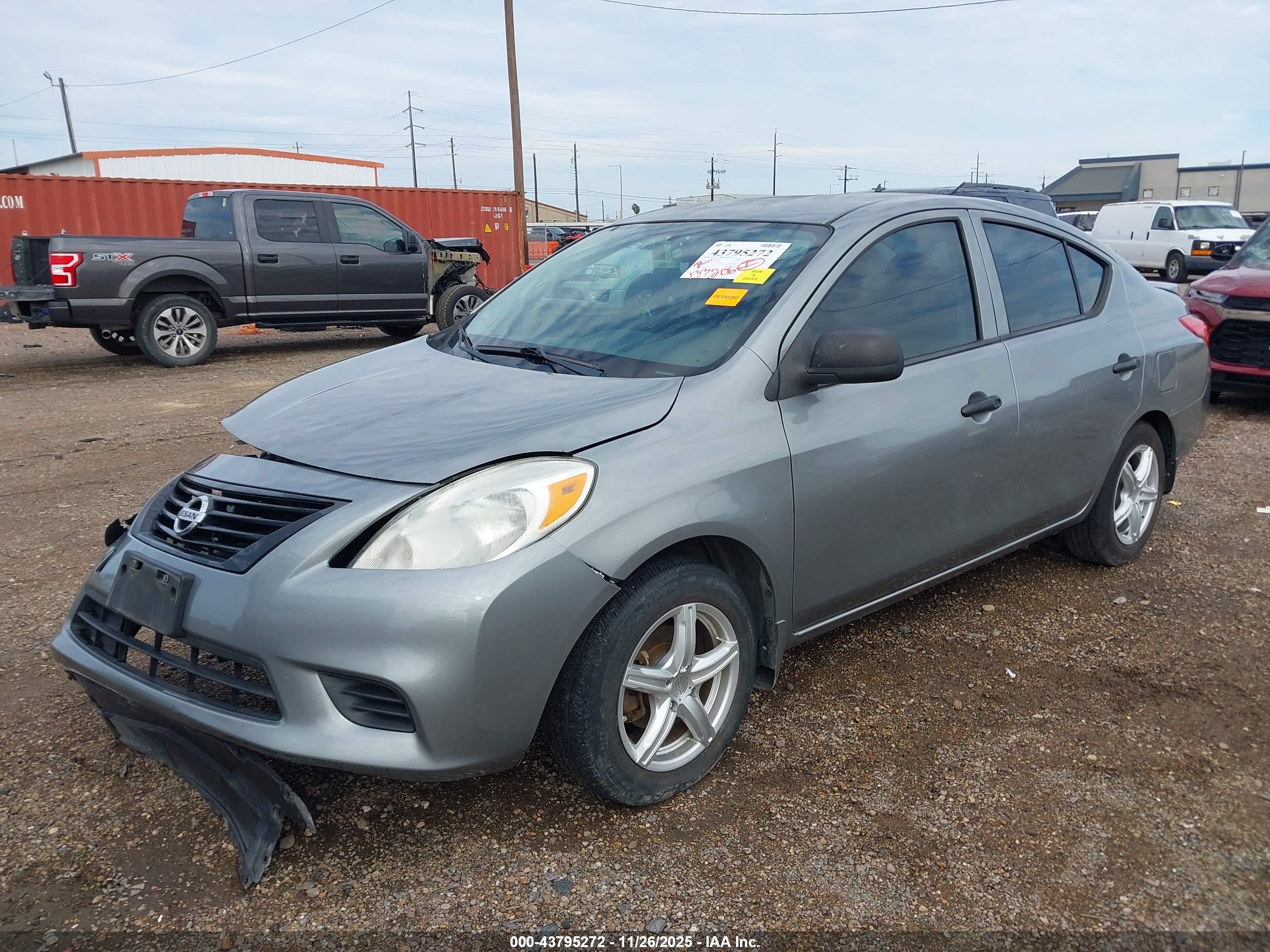 NISSAN VERSA image 2