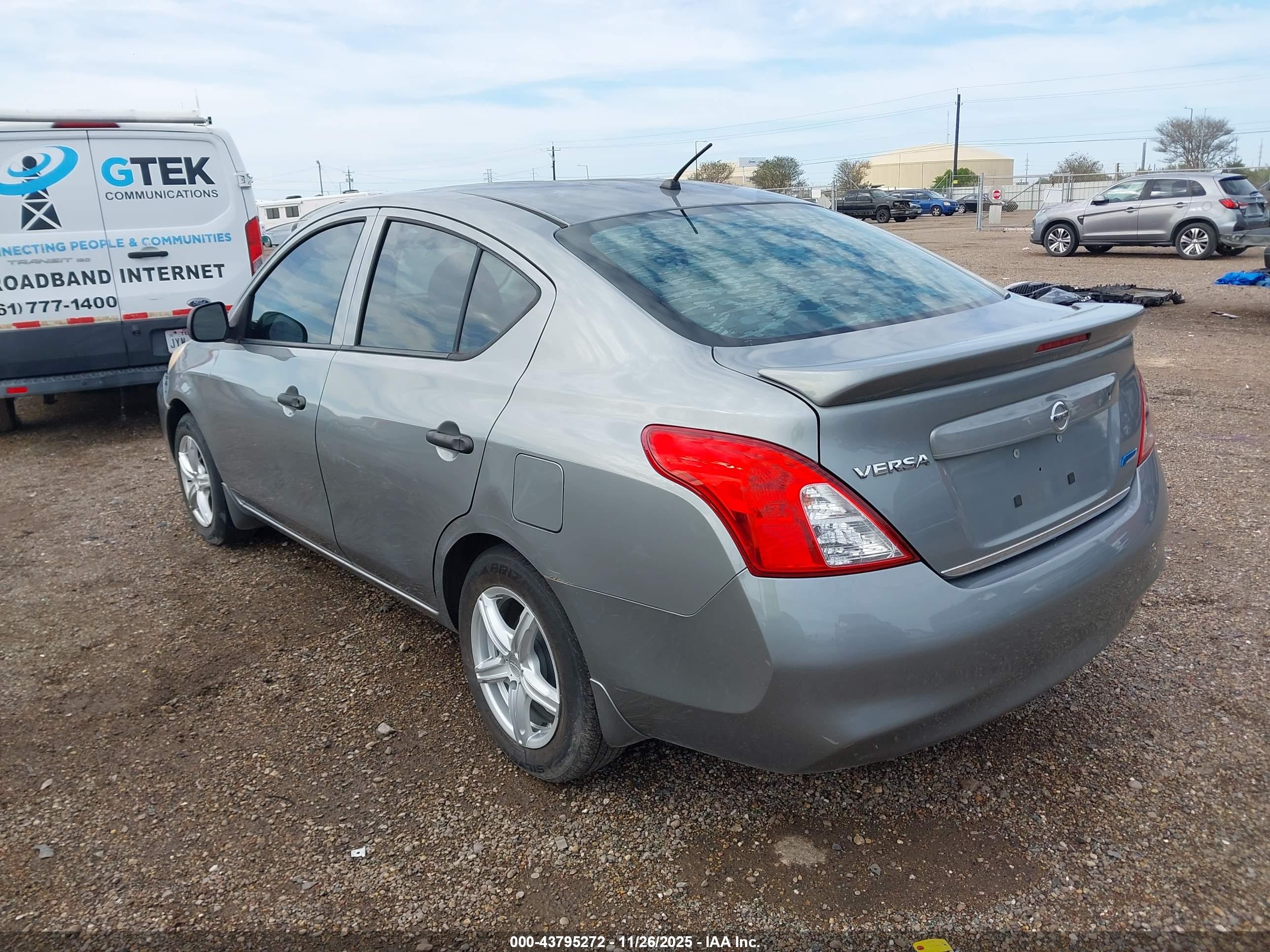 NISSAN VERSA image 3