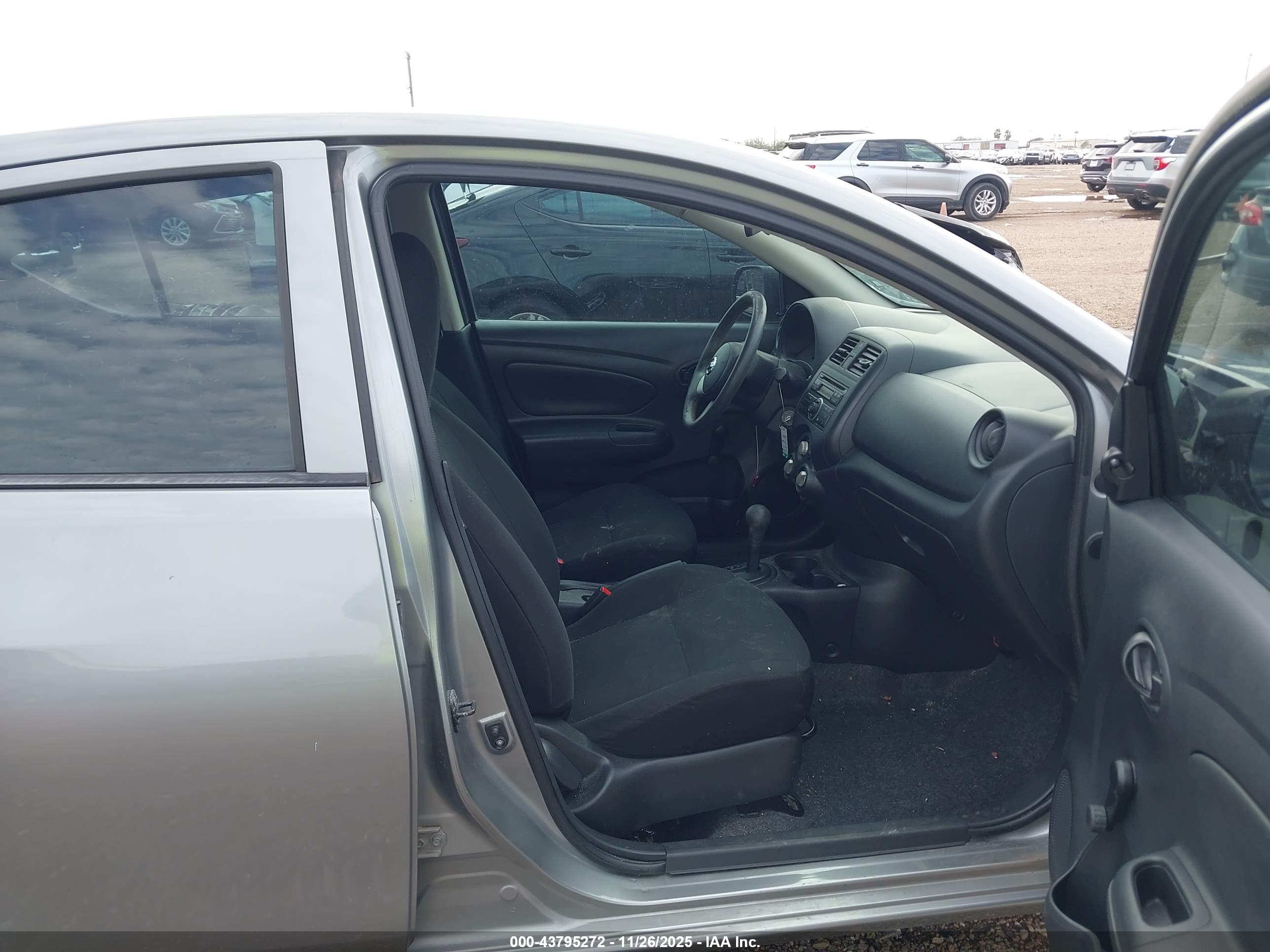 NISSAN VERSA image 5