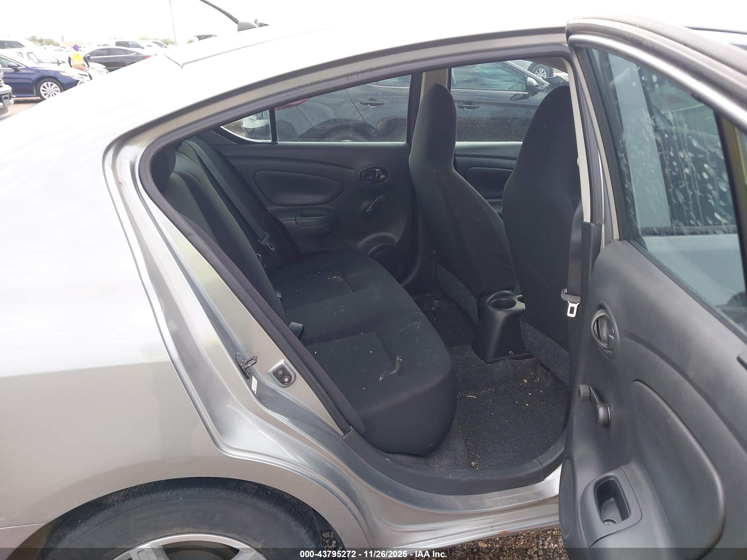 NISSAN VERSA image 8