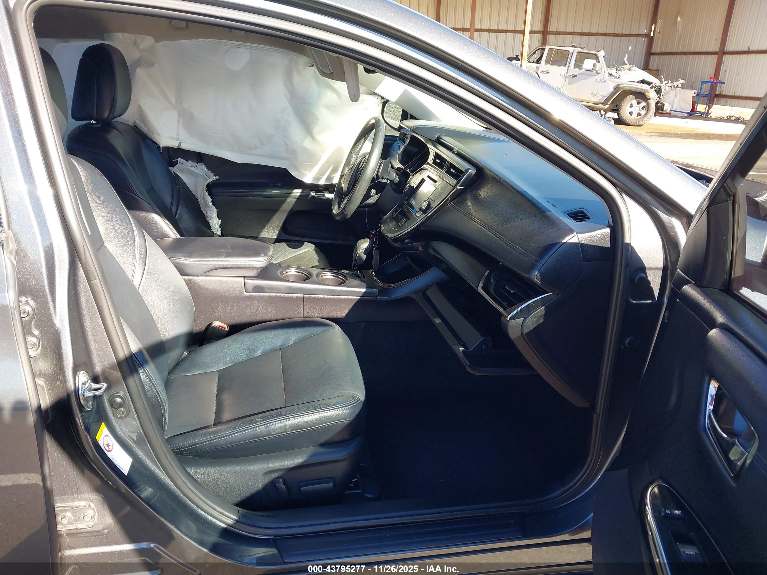 TOYOTA AVALON image 5