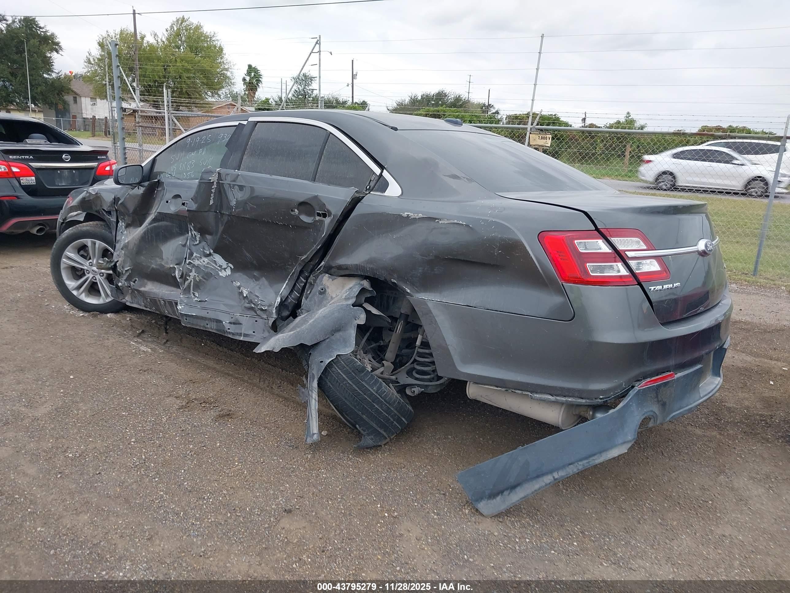 FORD TAURUS image 3