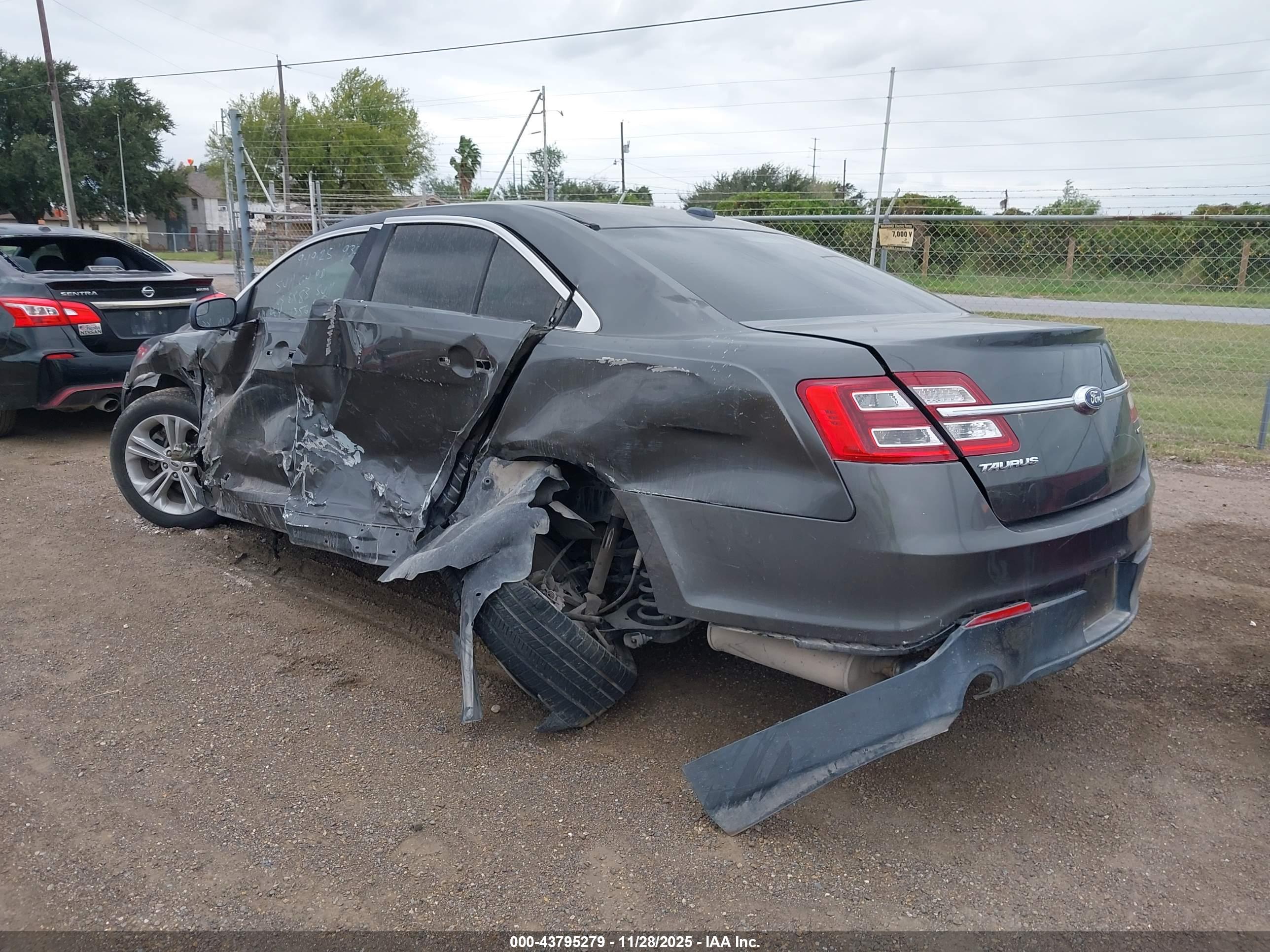 FORD TAURUS image 6