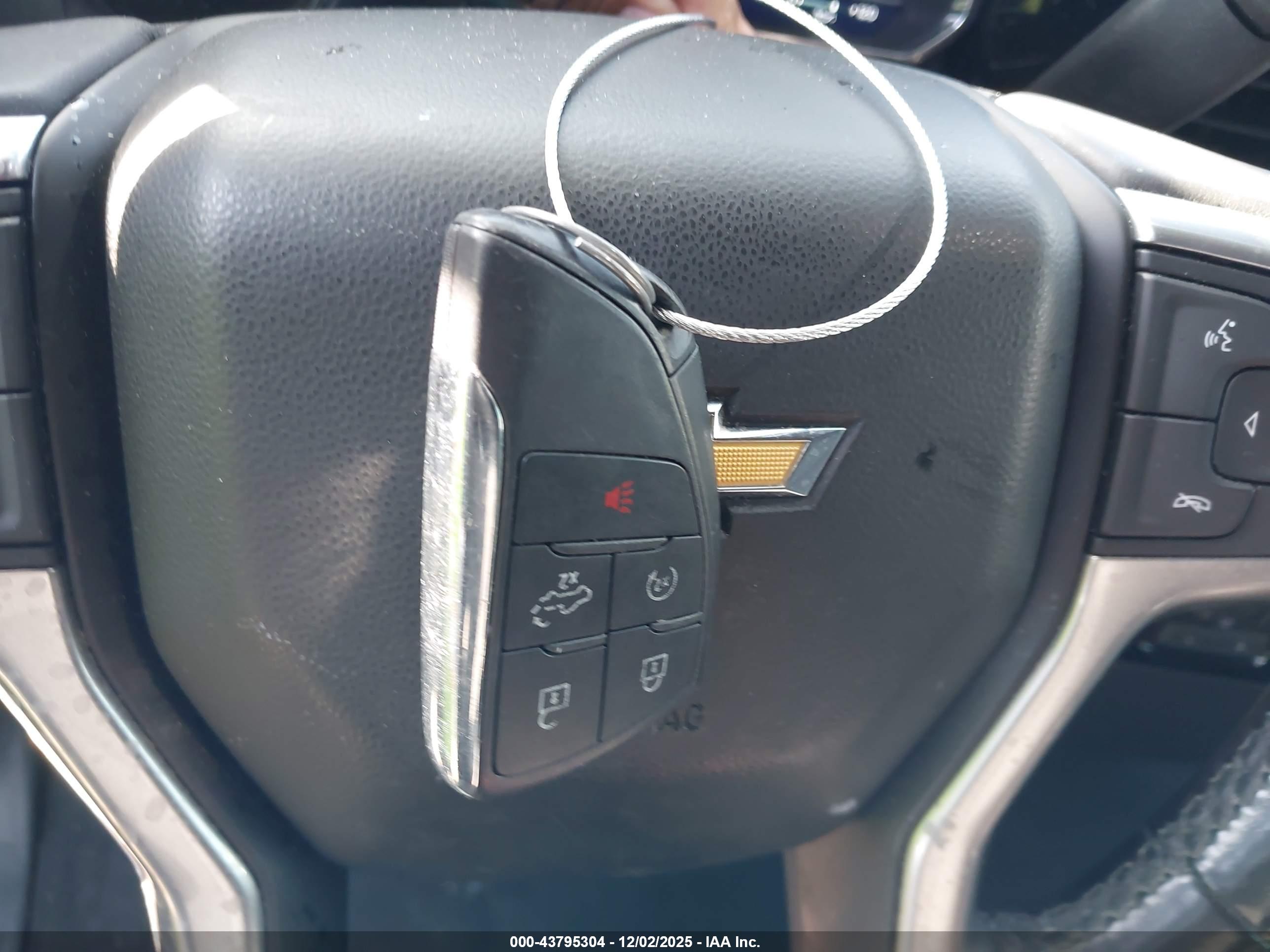 CHEVROLET SILVERADO image 11