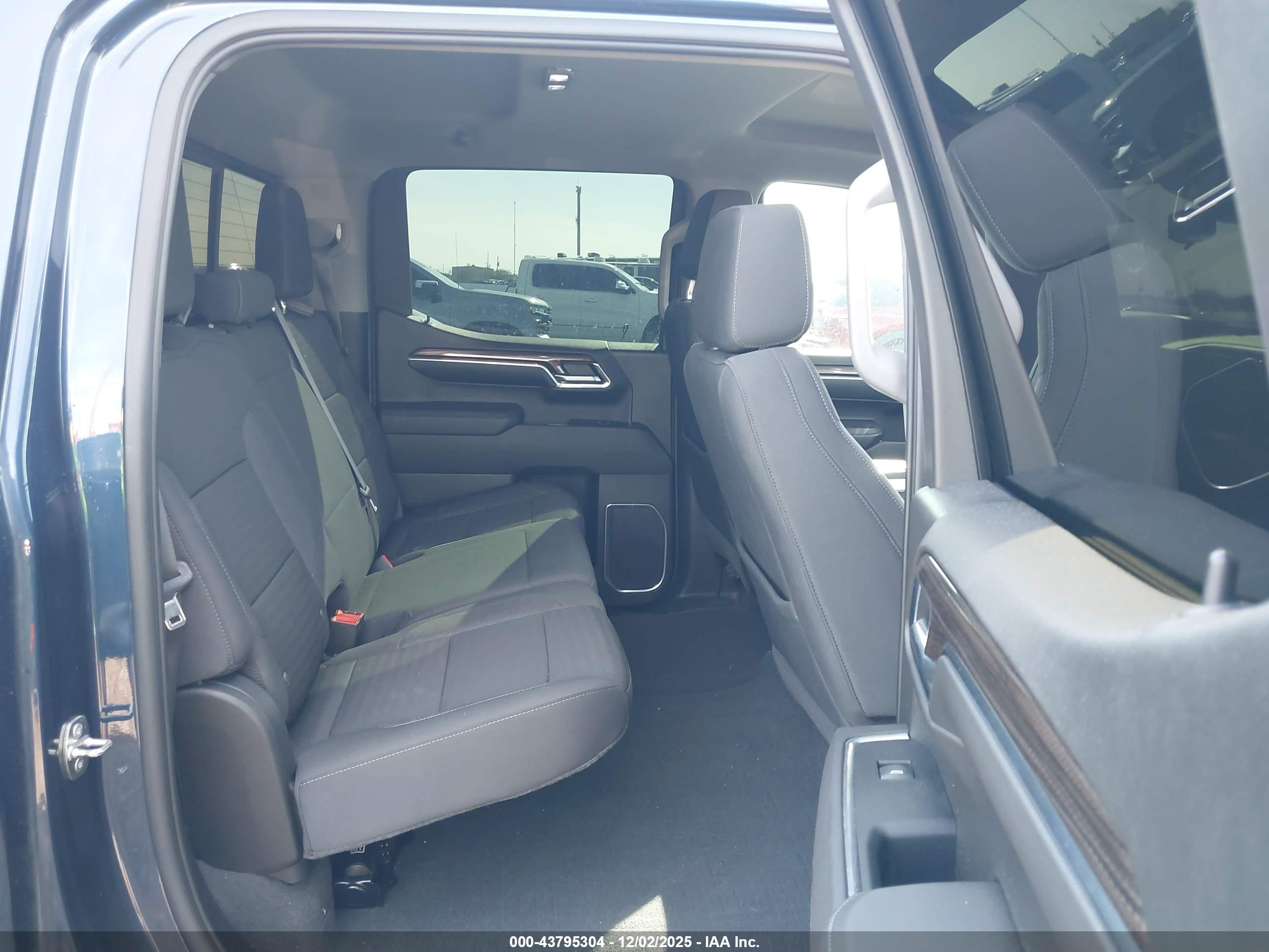 CHEVROLET SILVERADO image 8