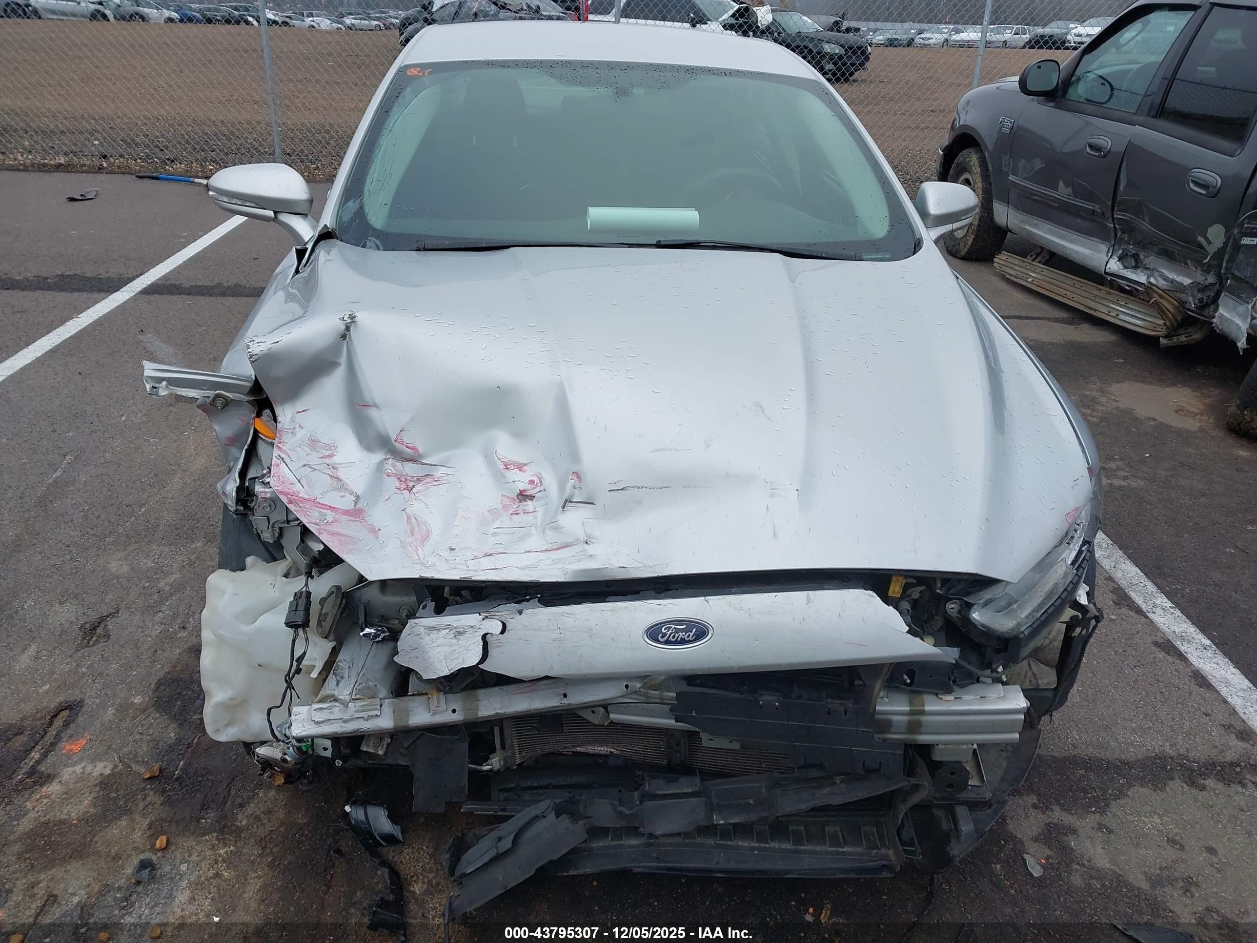 FORD FUSION image 6