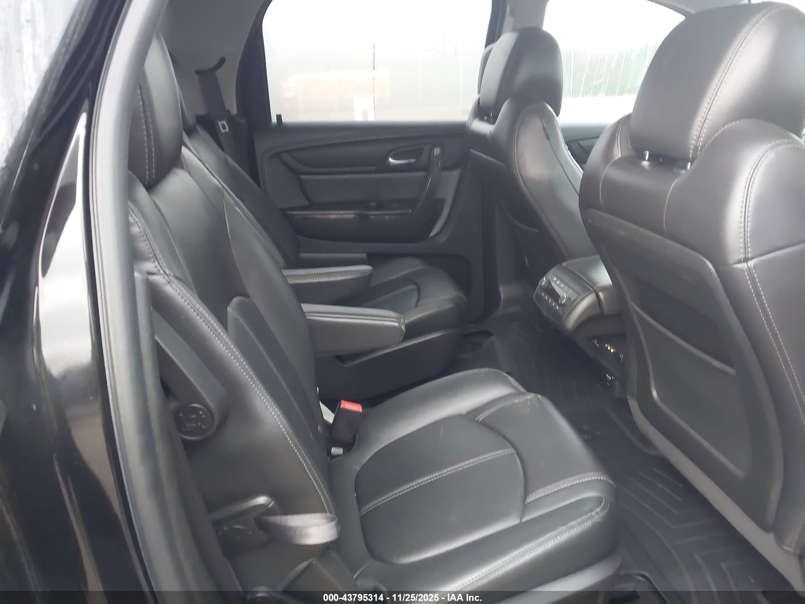 GMC ACADIA image 8