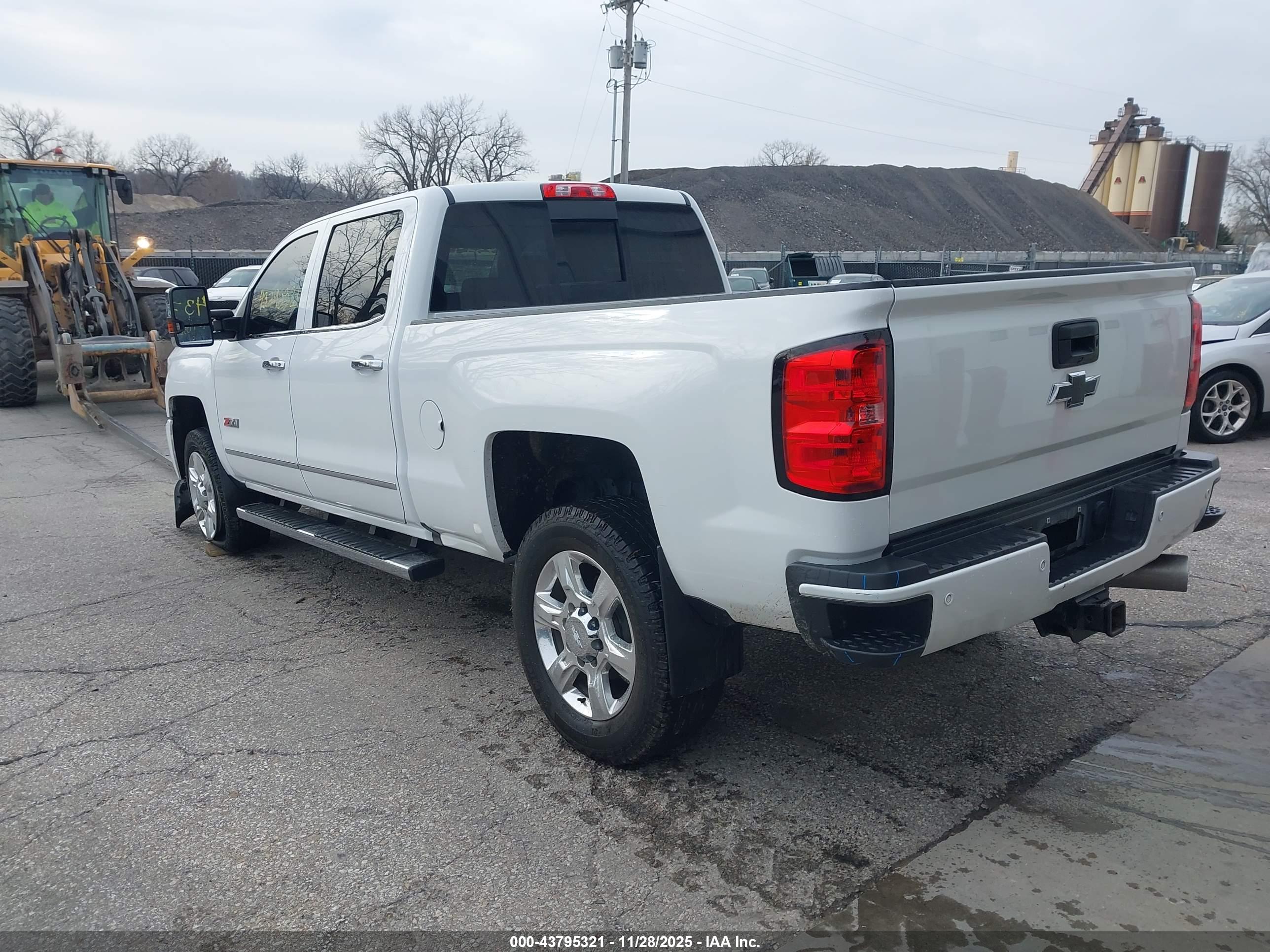 CHEVROLET SILVERADO image 3