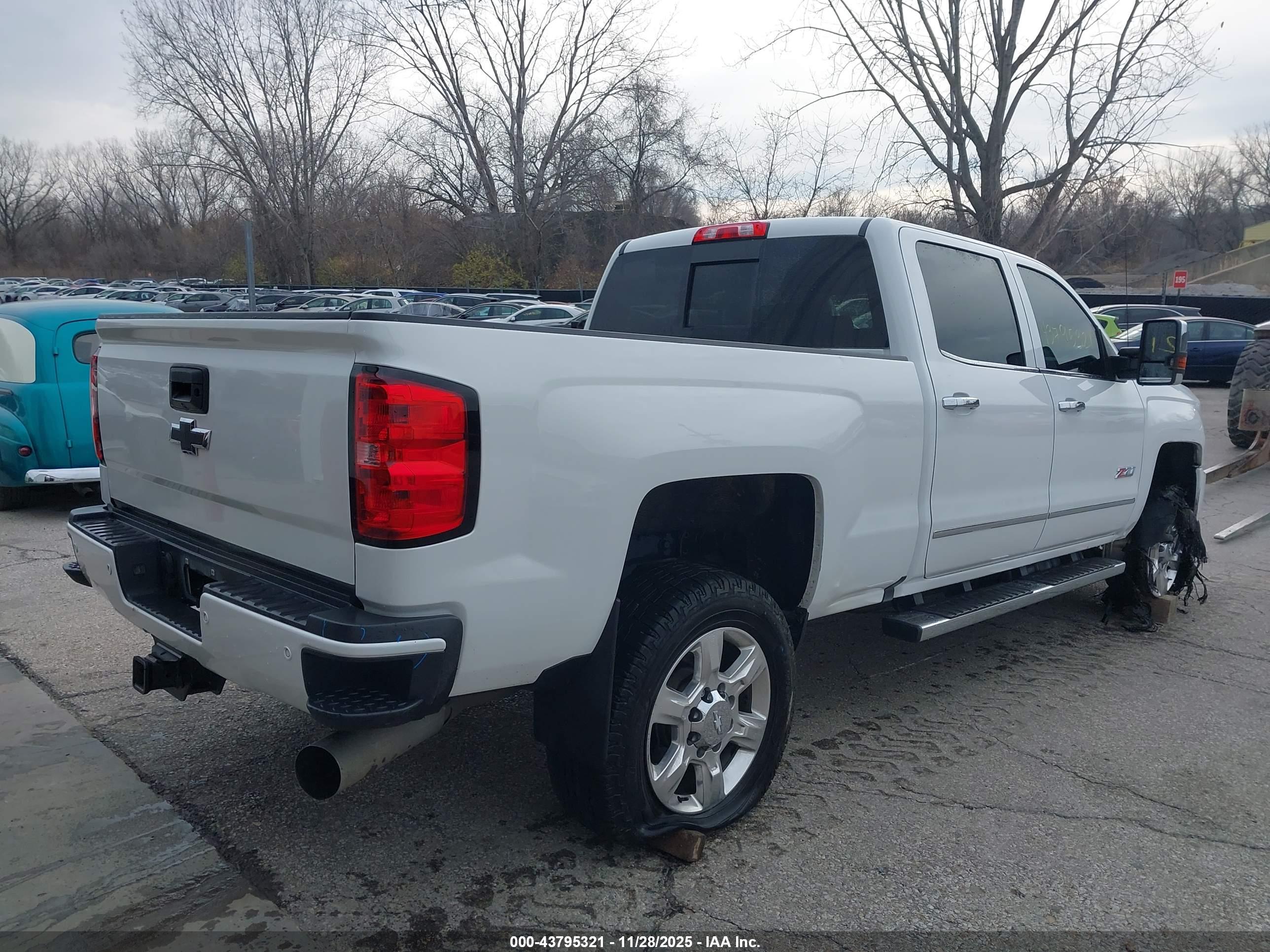 CHEVROLET SILVERADO image 4