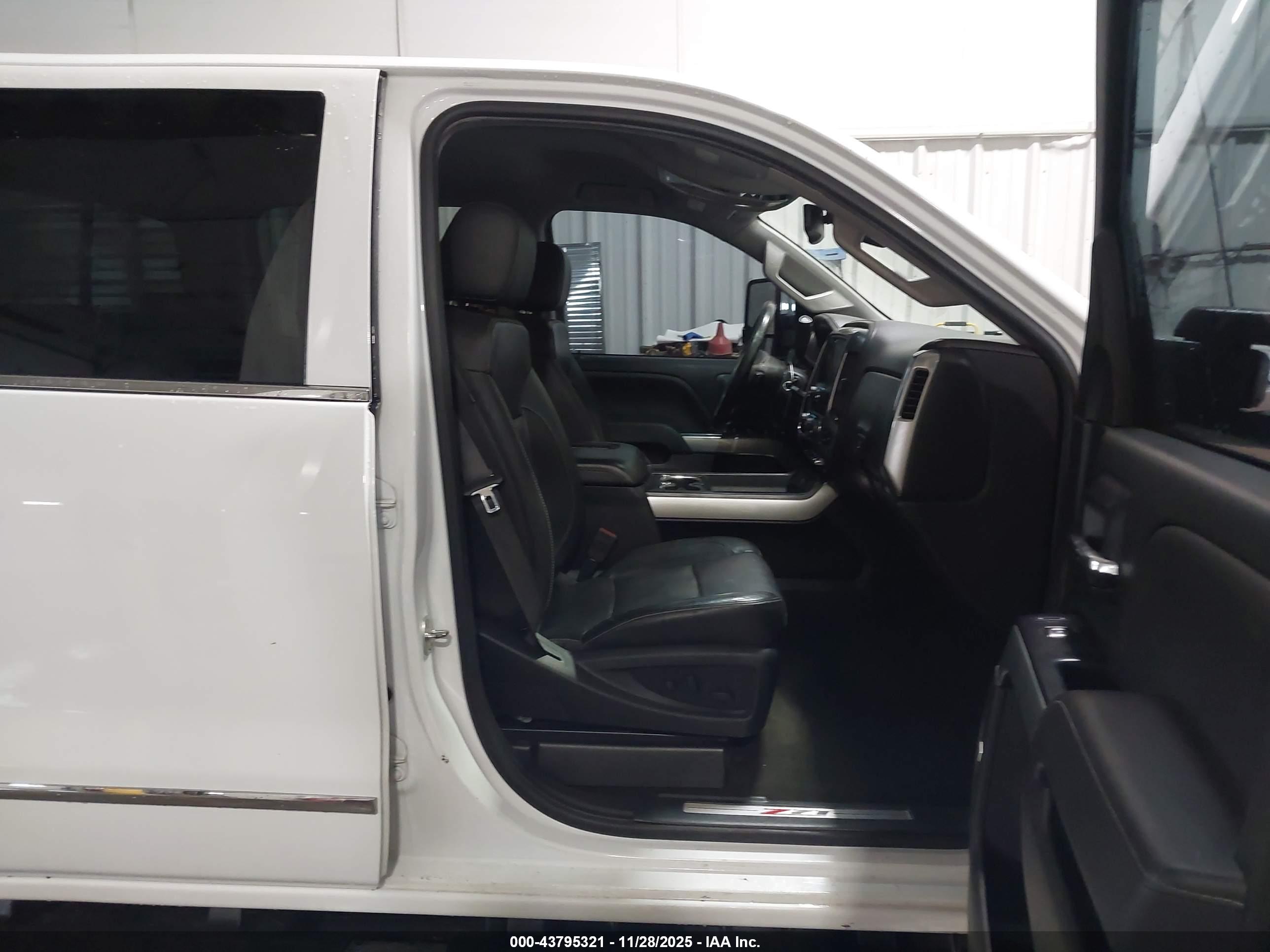 CHEVROLET SILVERADO image 5
