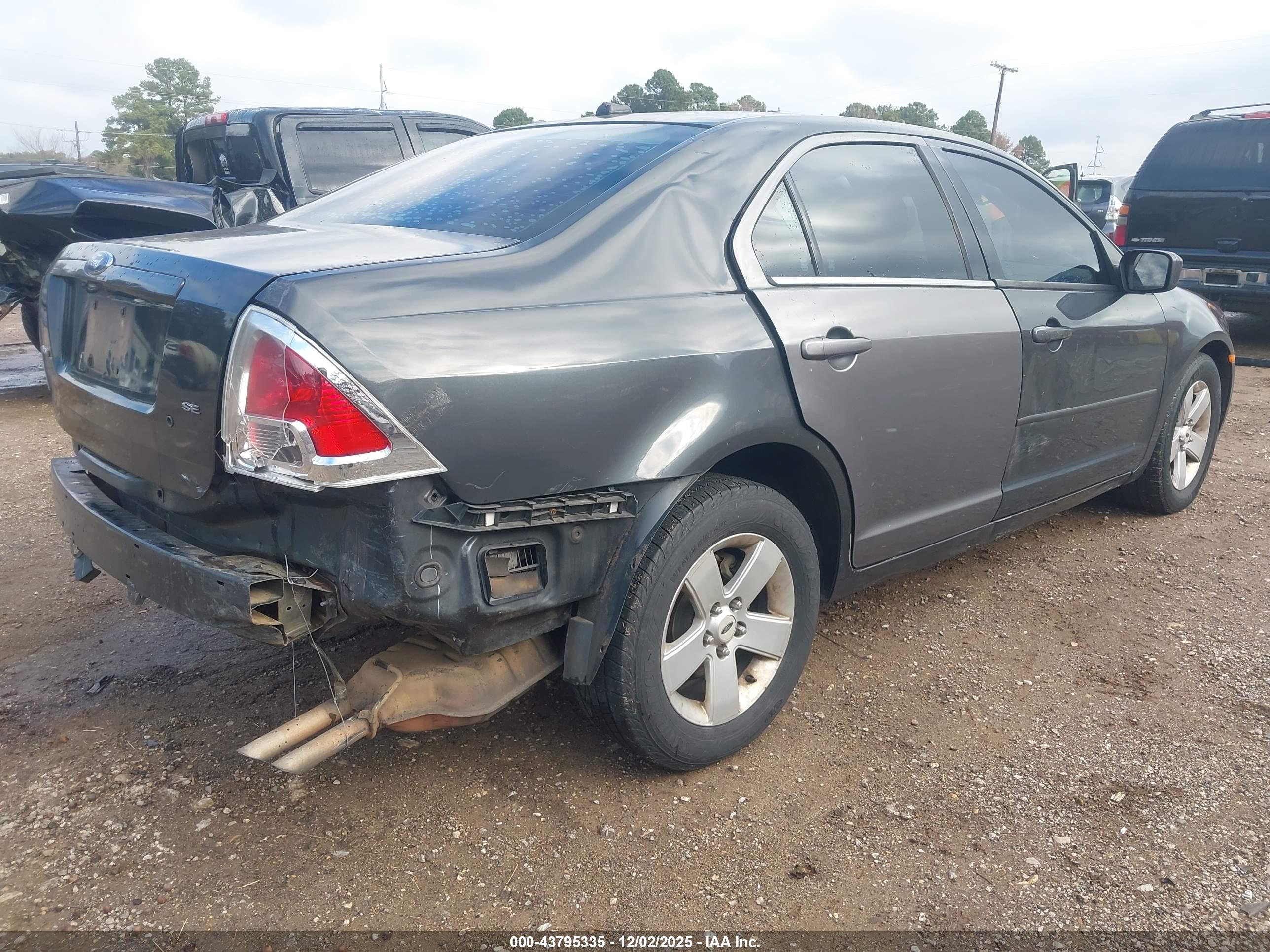FORD FUSION image 4