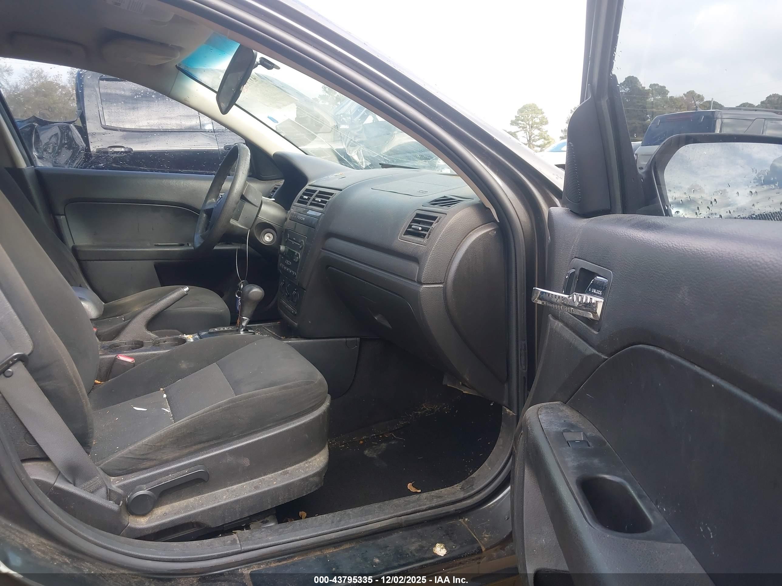 FORD FUSION image 5