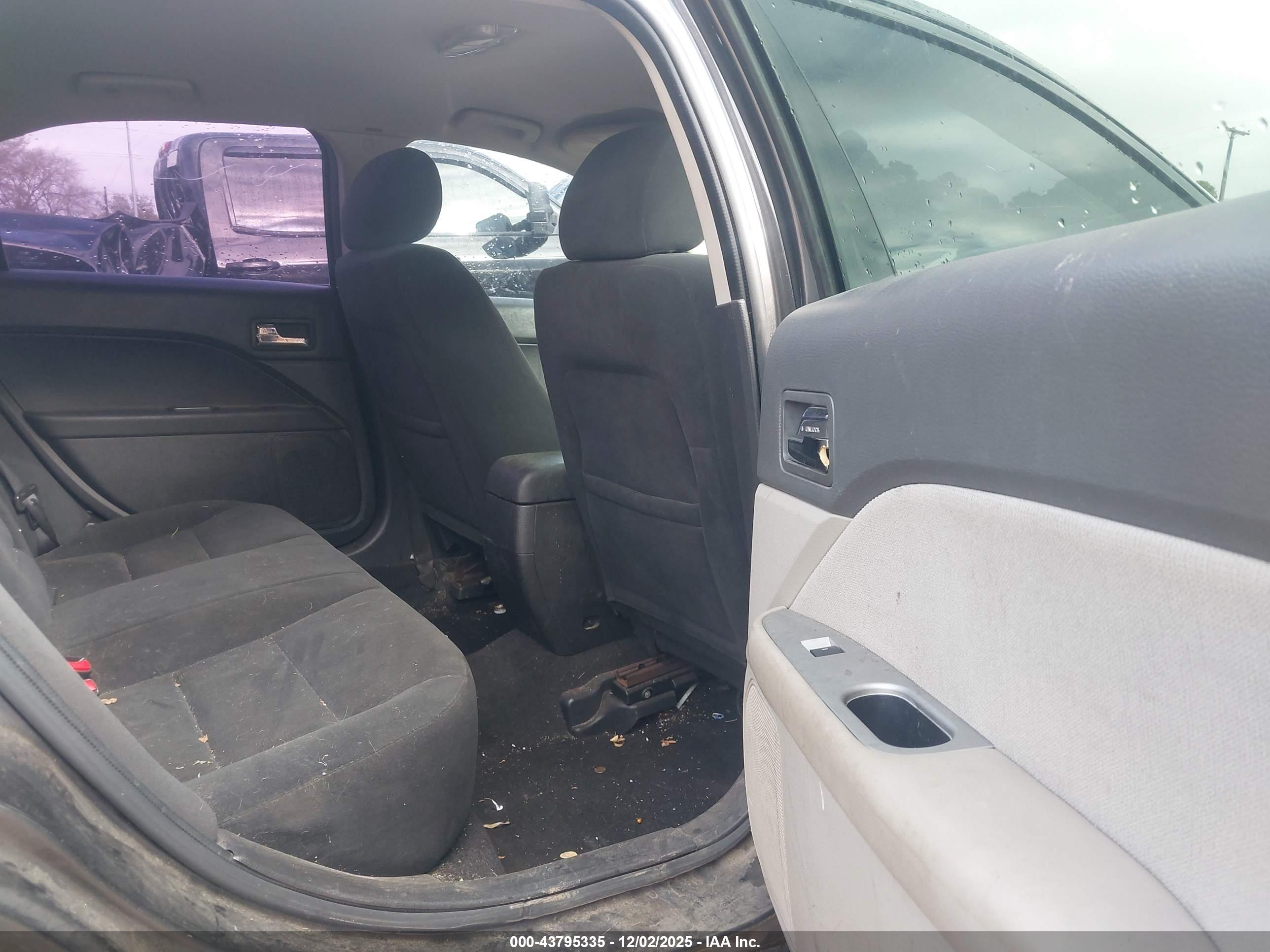 FORD FUSION image 8
