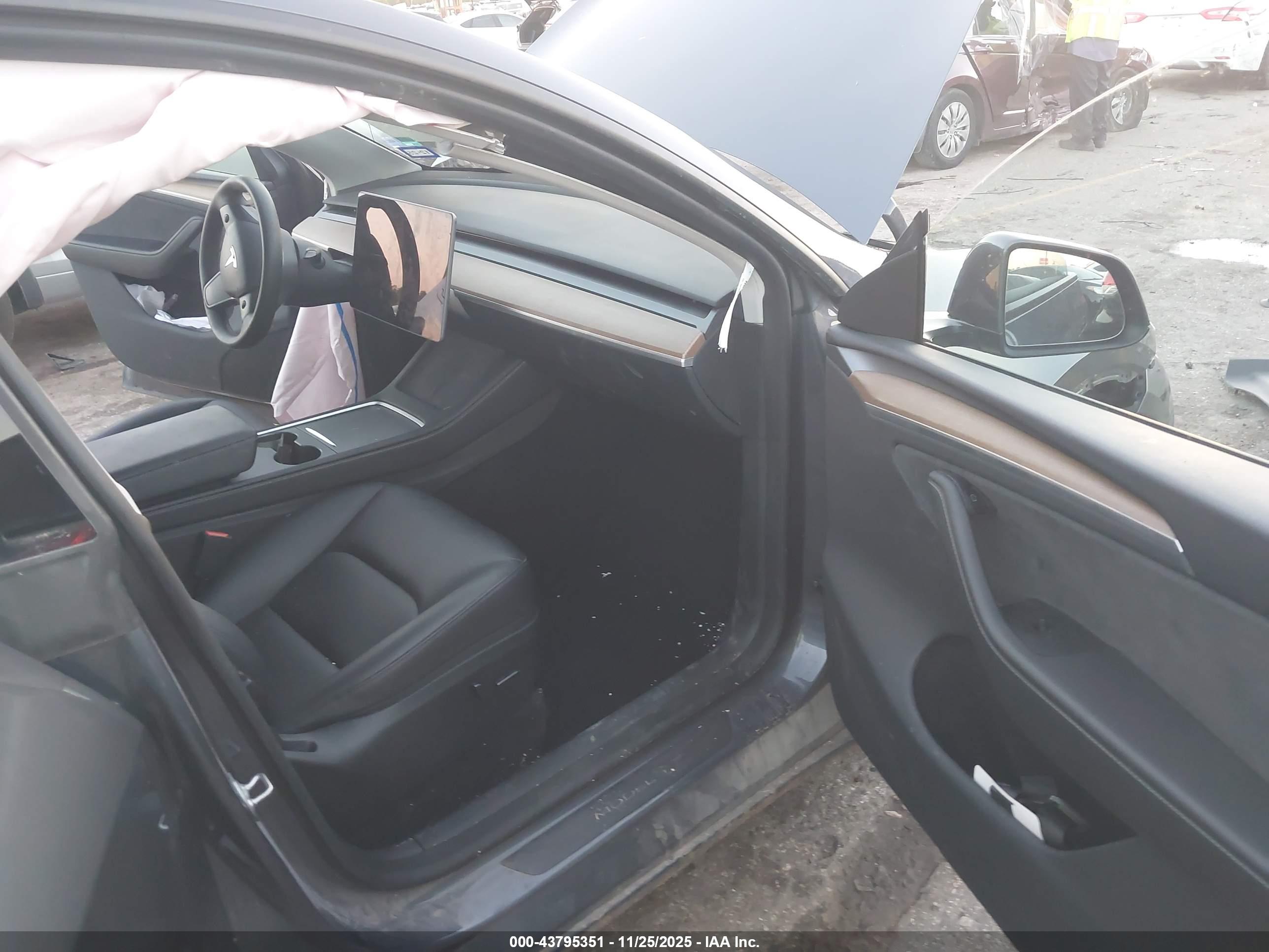 TESLA MODEL image 5