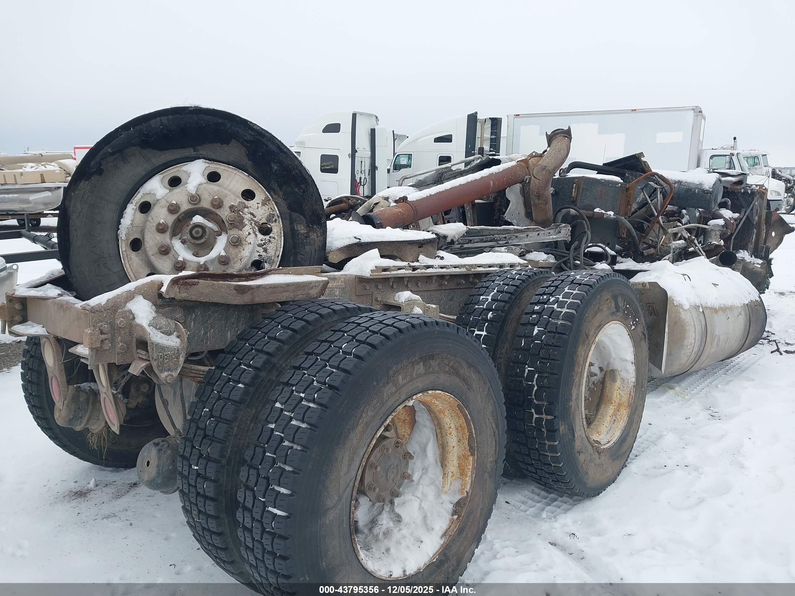 PETERBILT 377 image 4