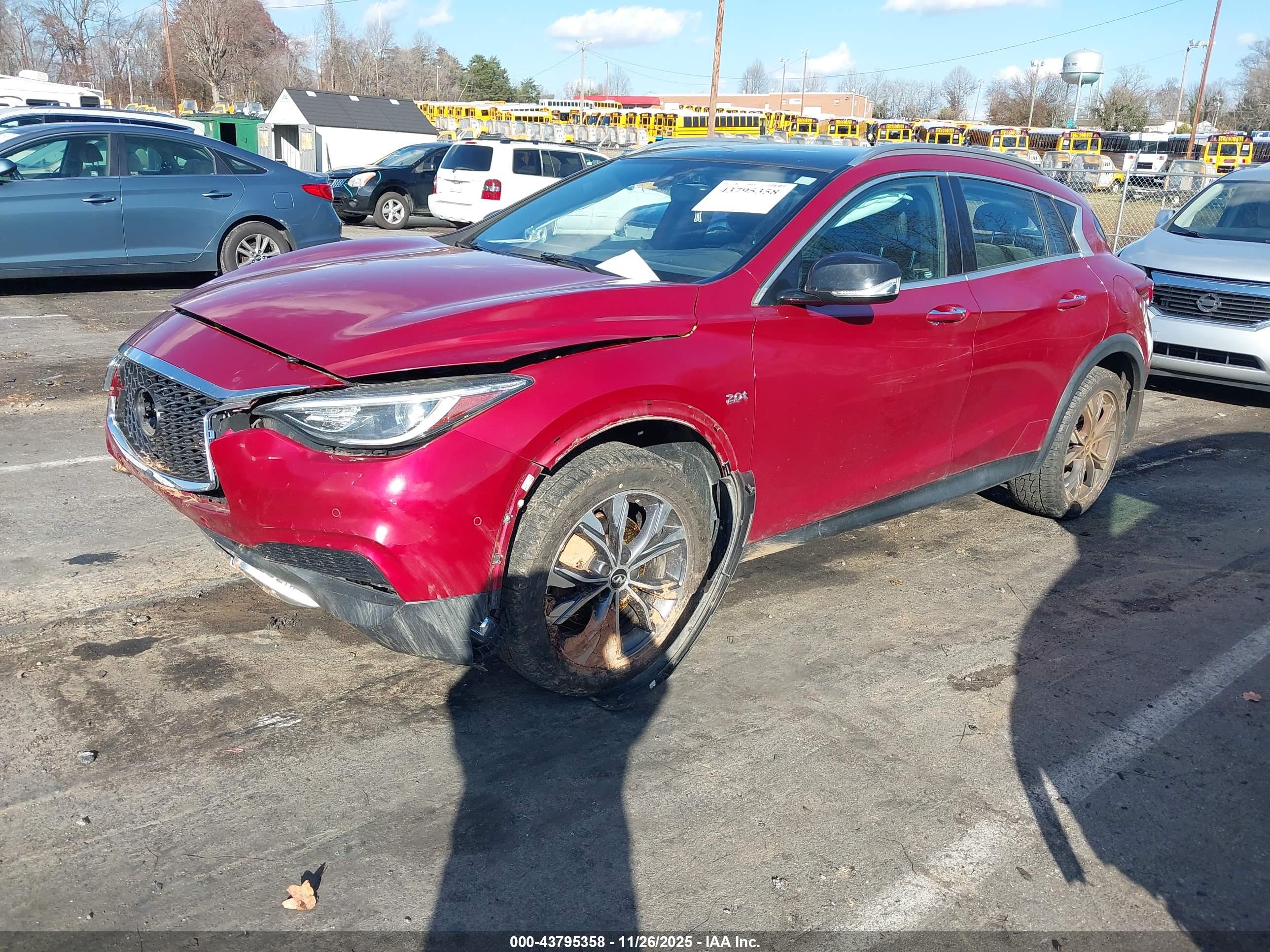 INFINITI QX30 image 2