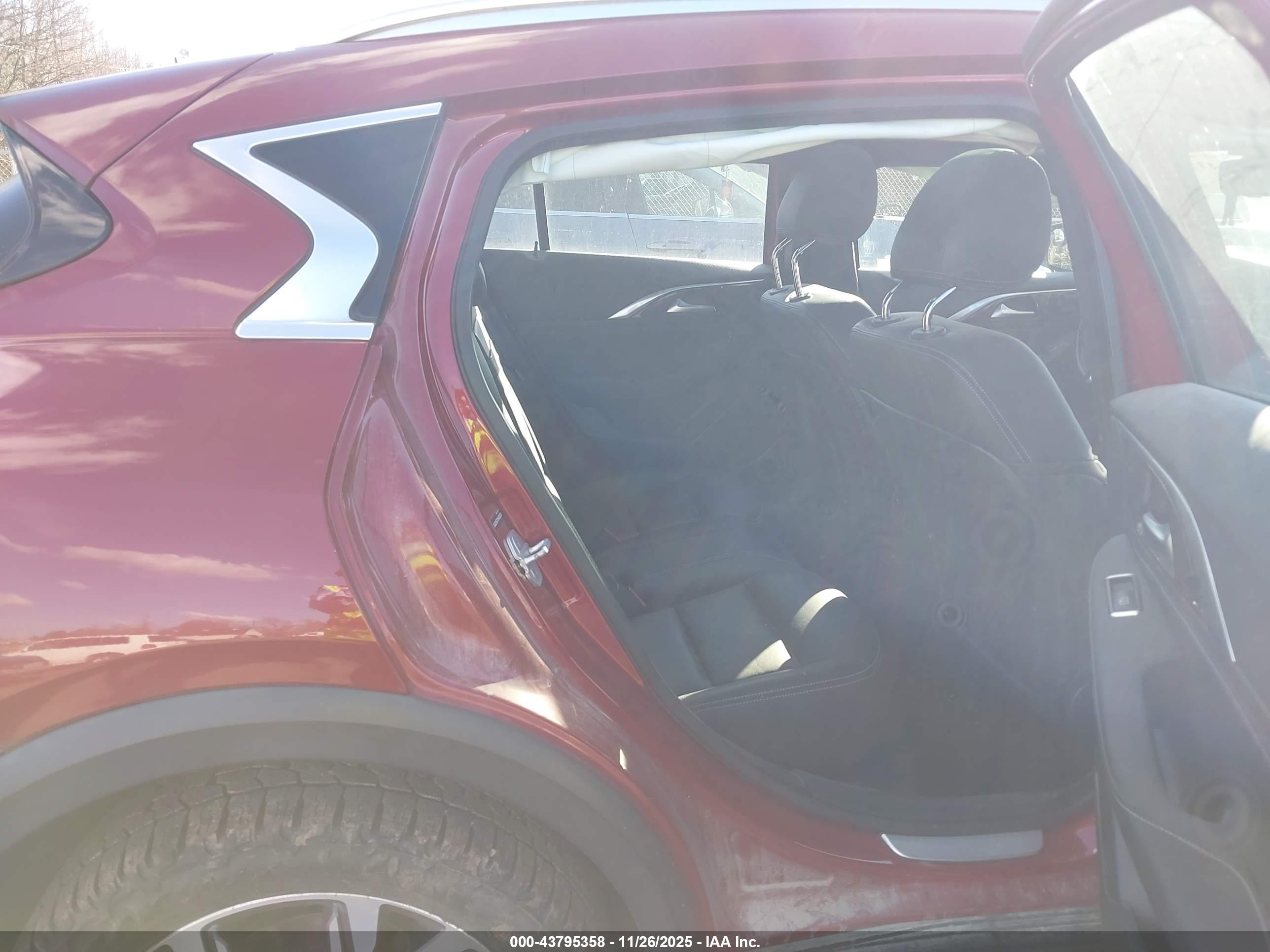 INFINITI QX30 image 8