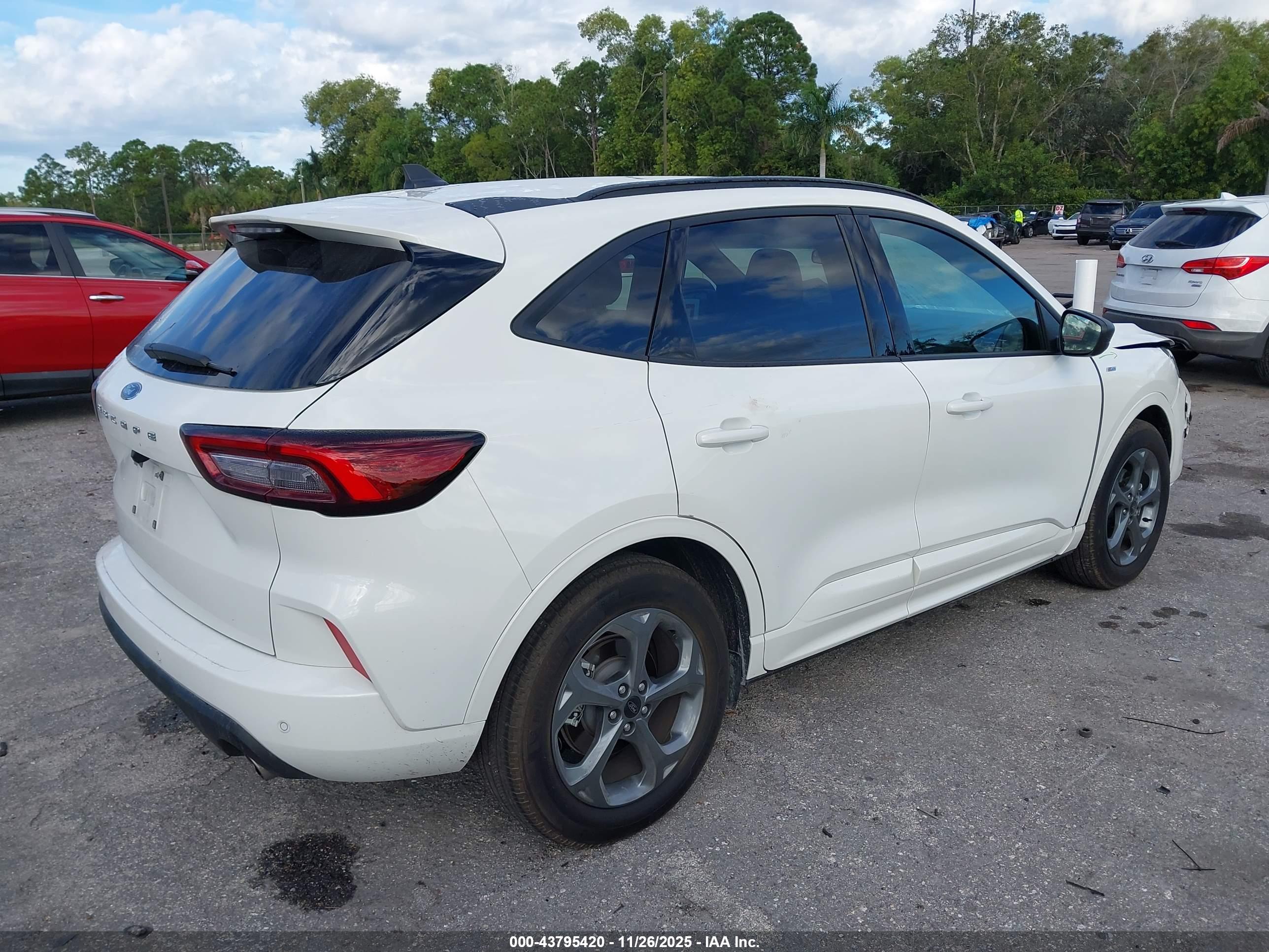 FORD ESCAPE image 4