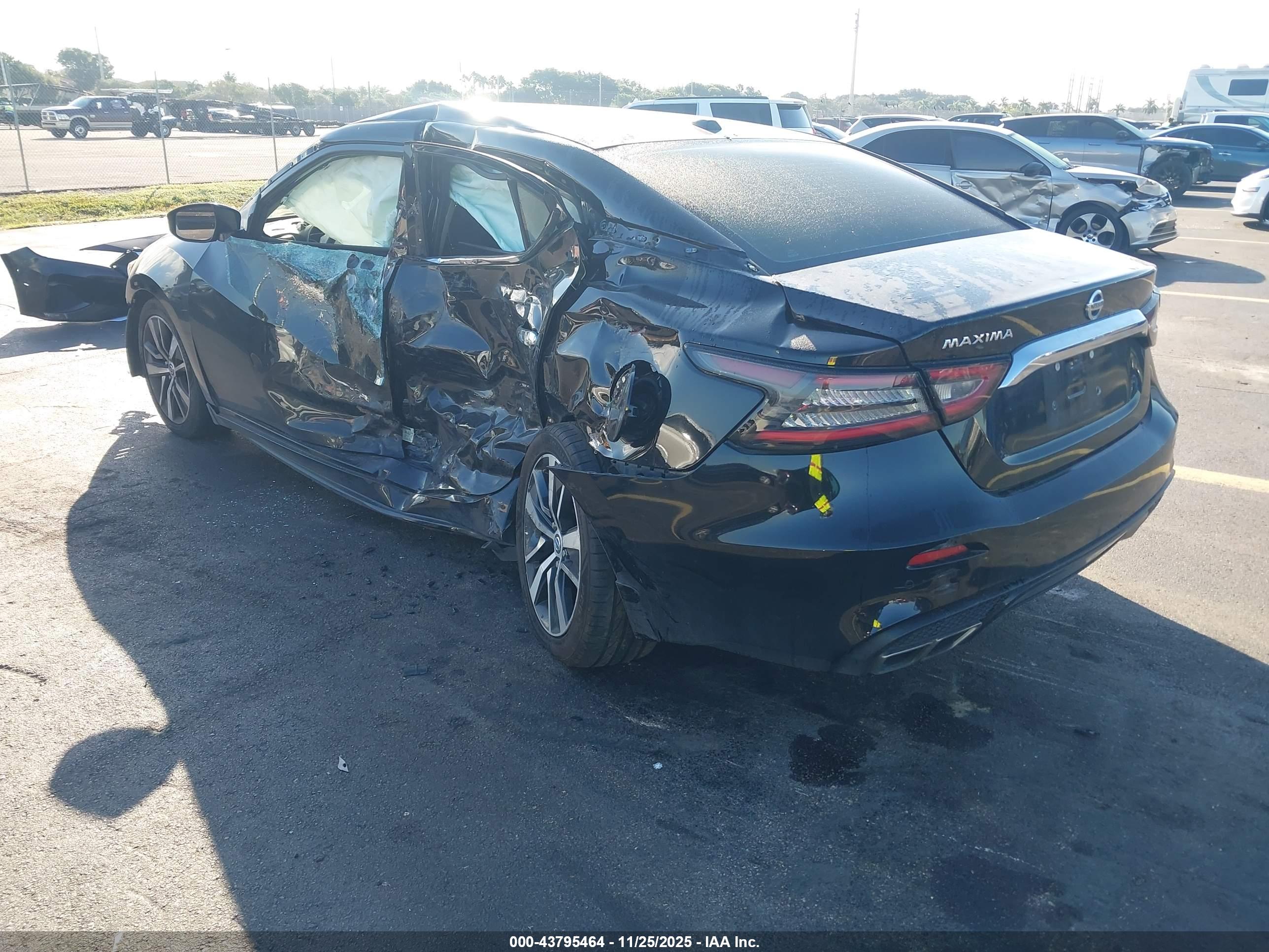 NISSAN MAXIMA image 3