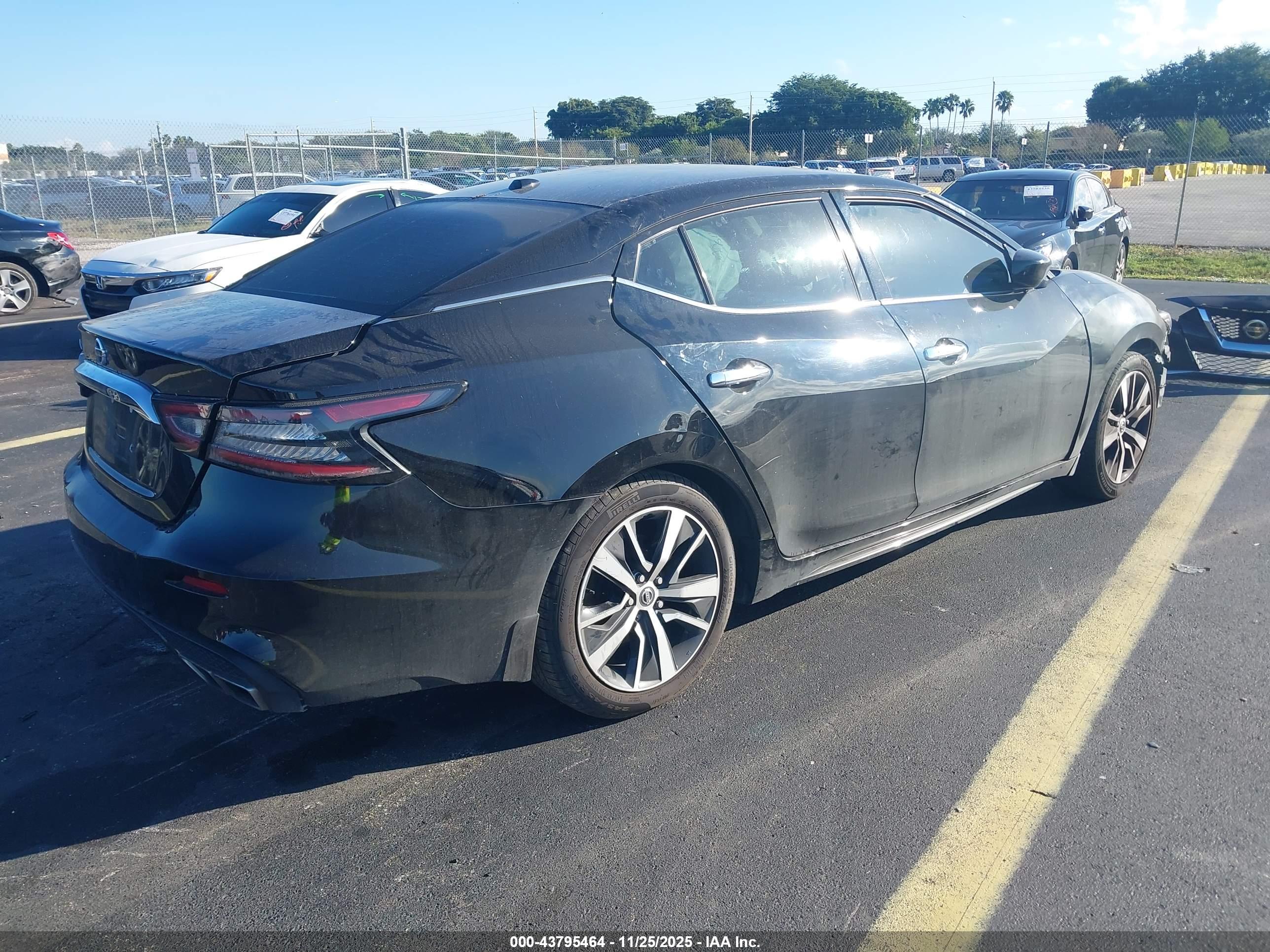 NISSAN MAXIMA image 4