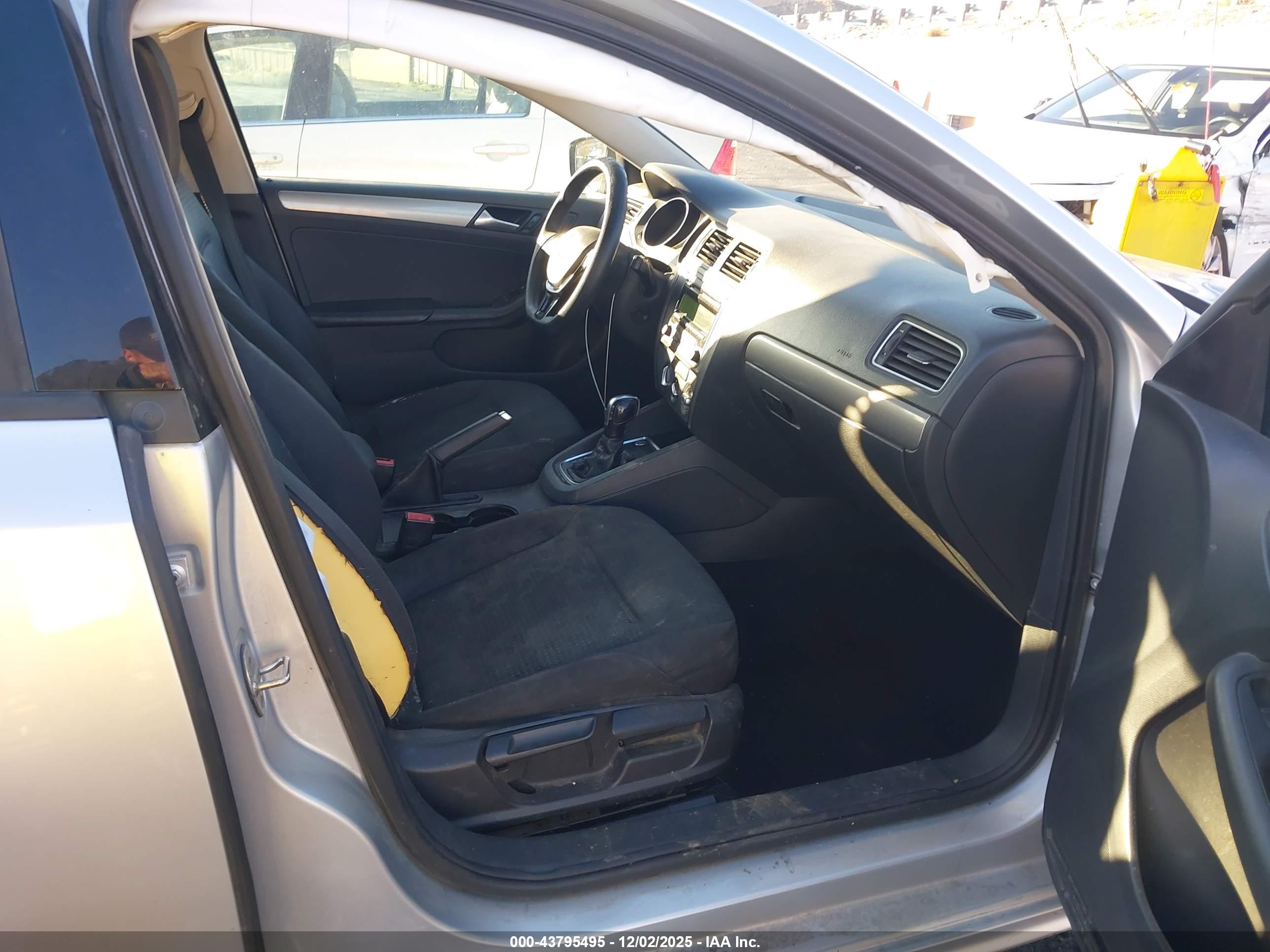 VOLKSWAGEN JETTA image 5