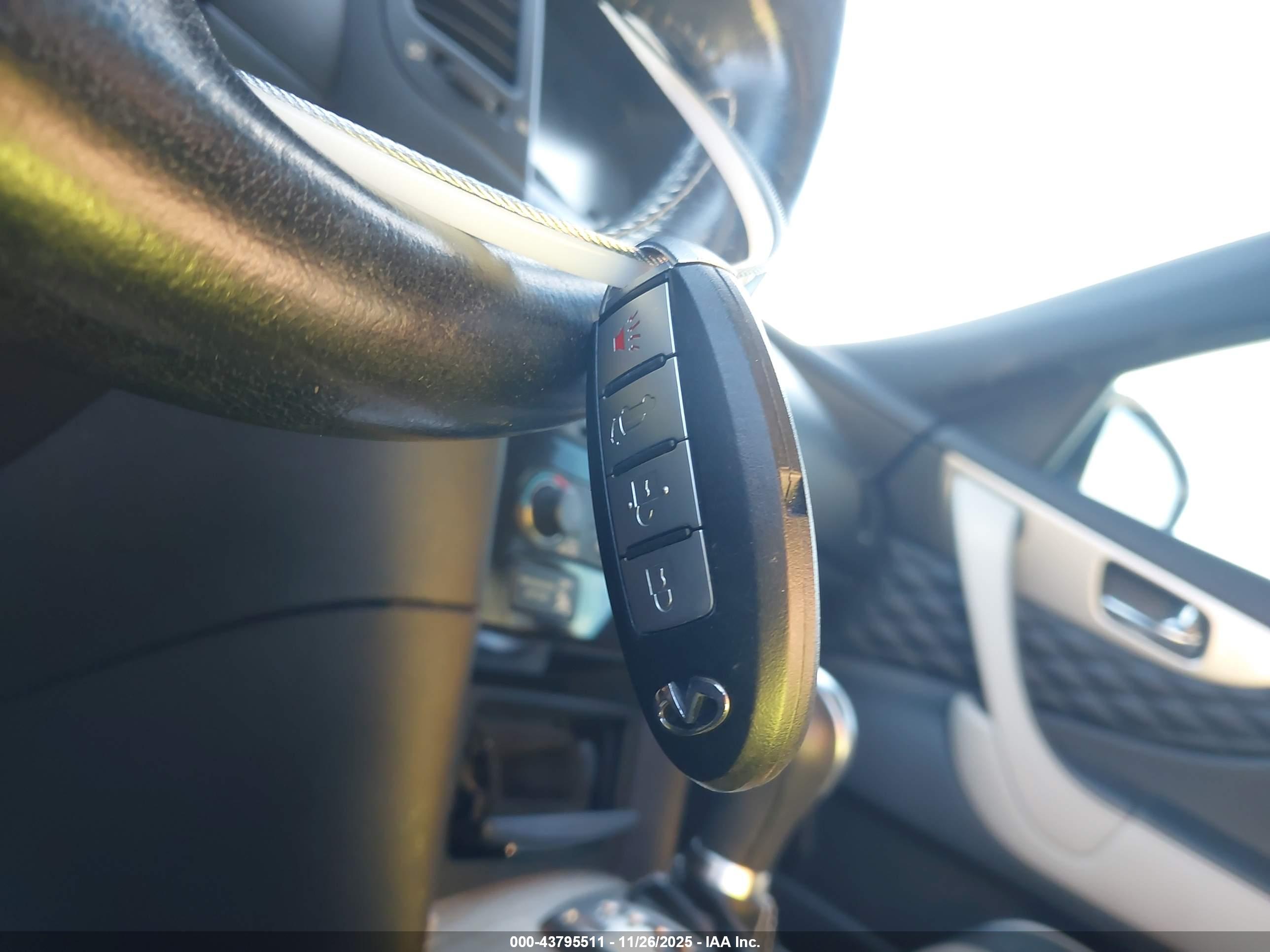 INFINITI QX70 image 11