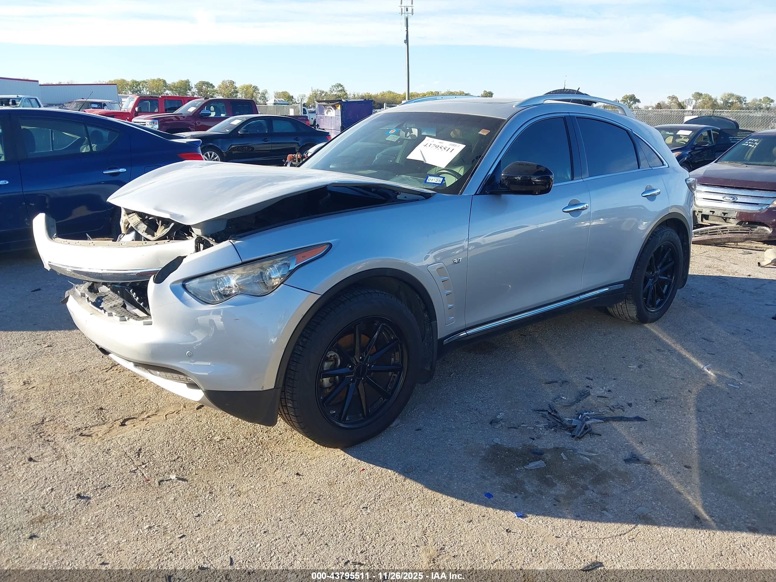 INFINITI QX70 image 2