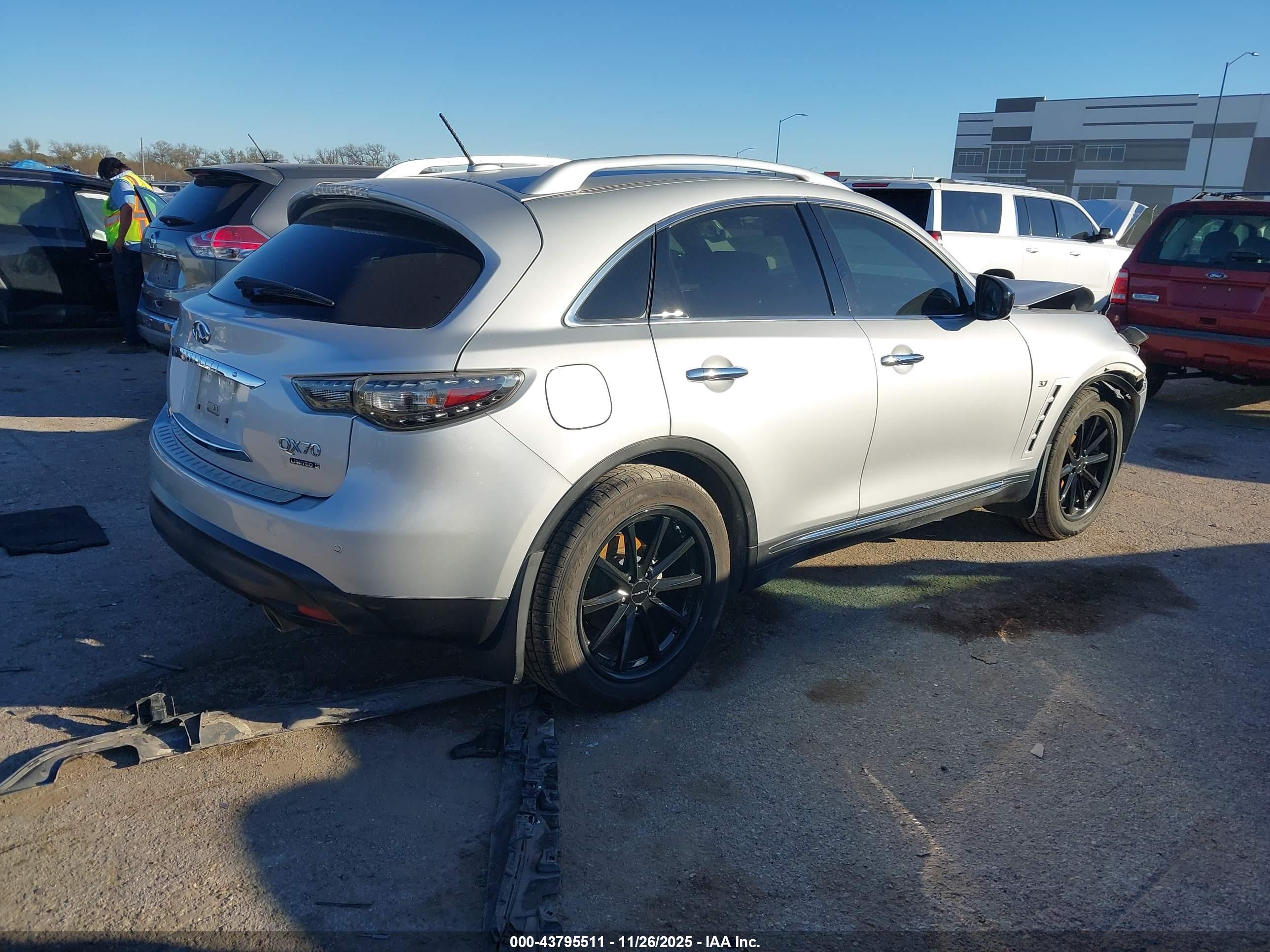INFINITI QX70 image 4