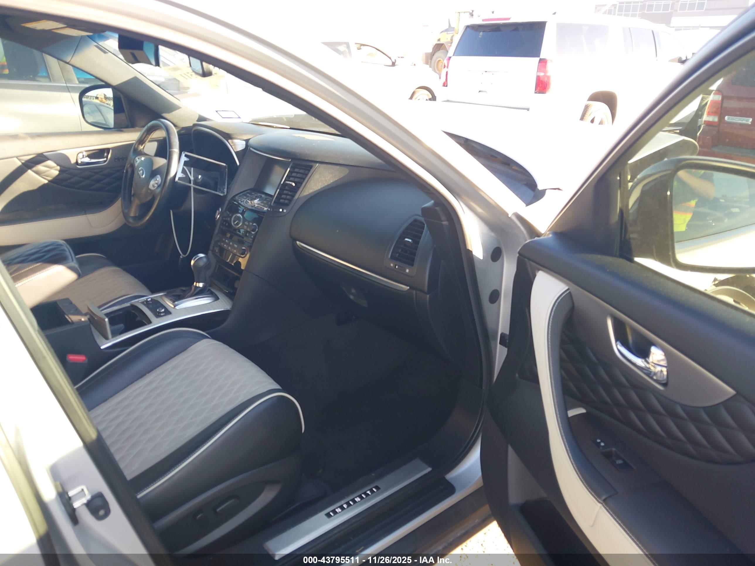 INFINITI QX70 image 5