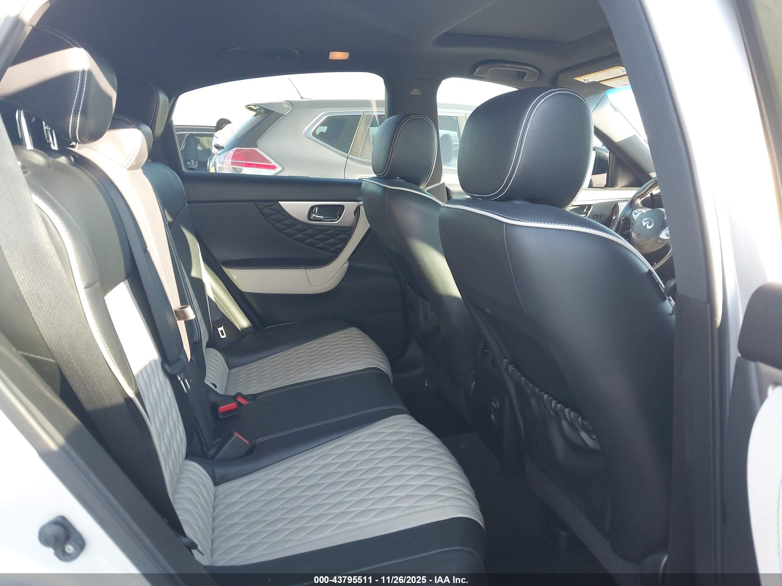 INFINITI QX70 image 8