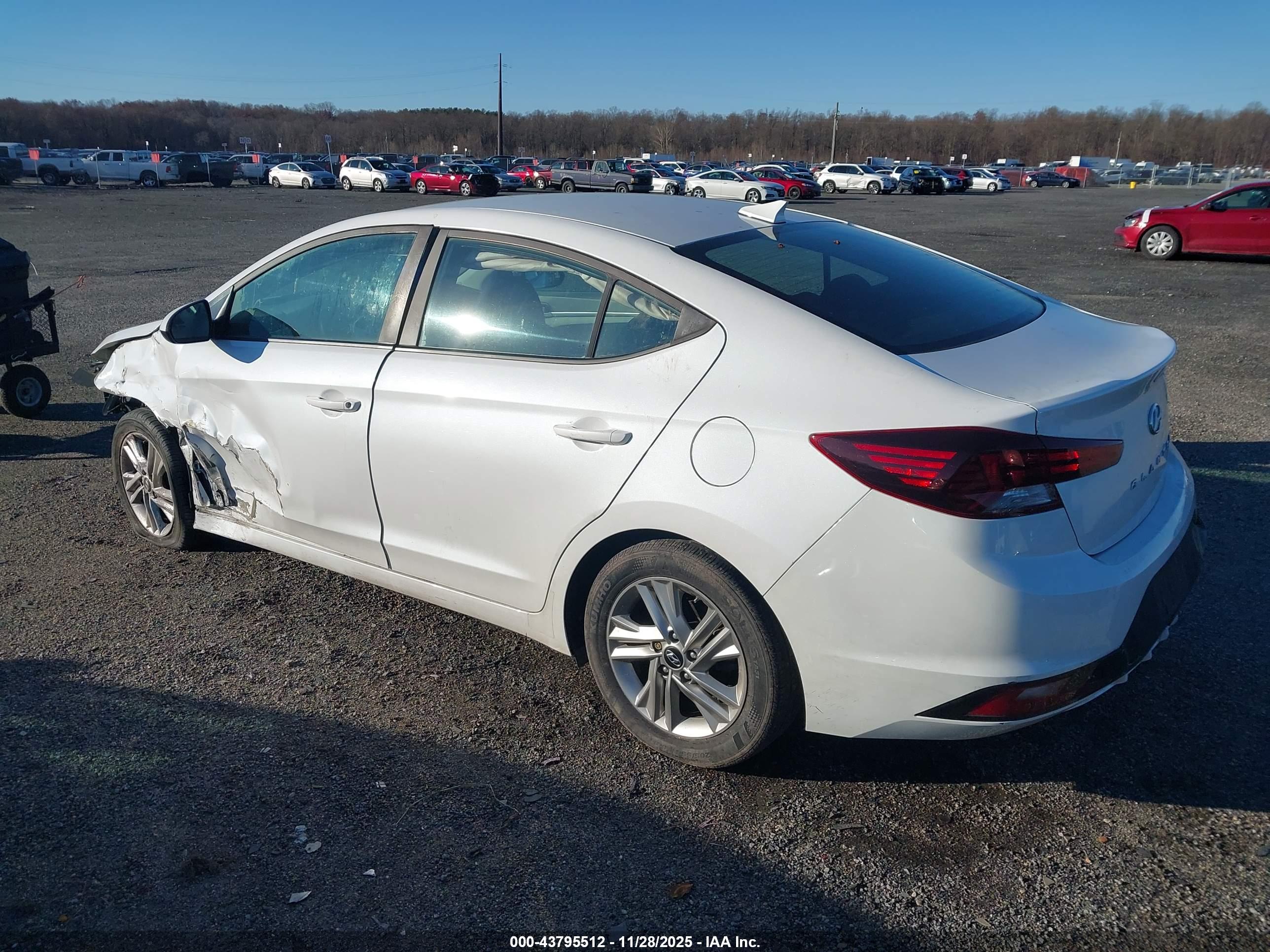 HYUNDAI ELANTRA image 3
