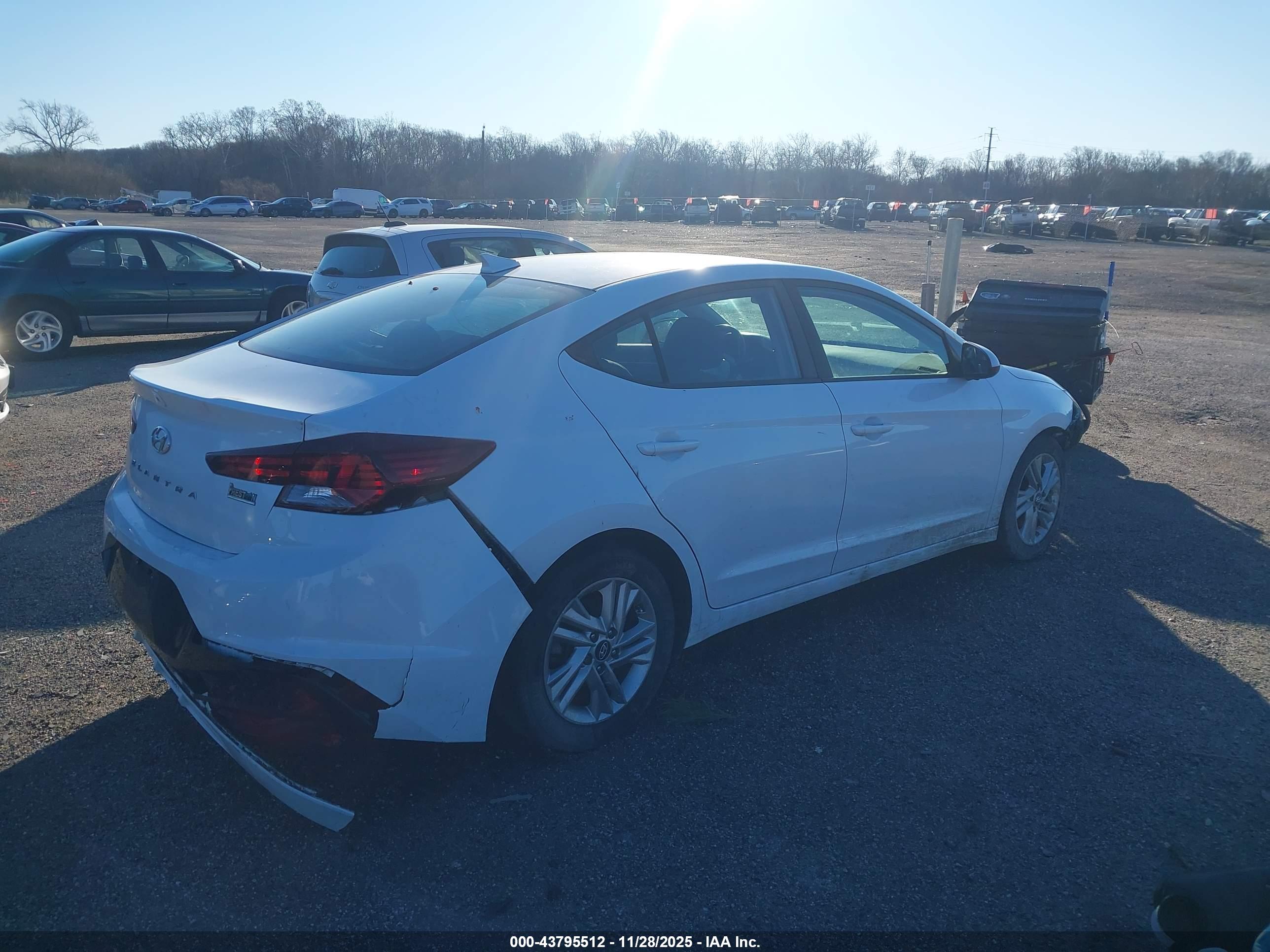HYUNDAI ELANTRA image 4