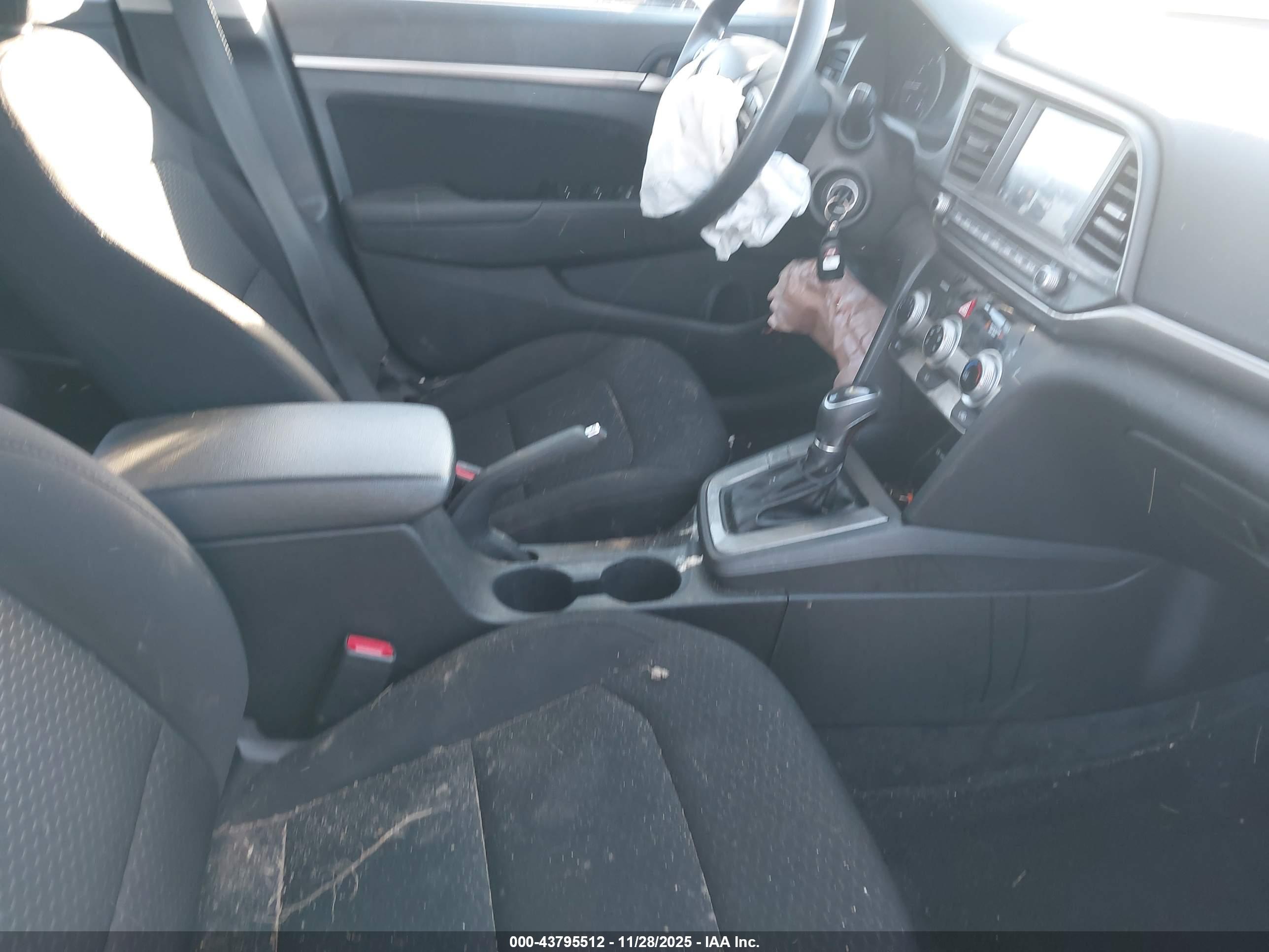 HYUNDAI ELANTRA image 5