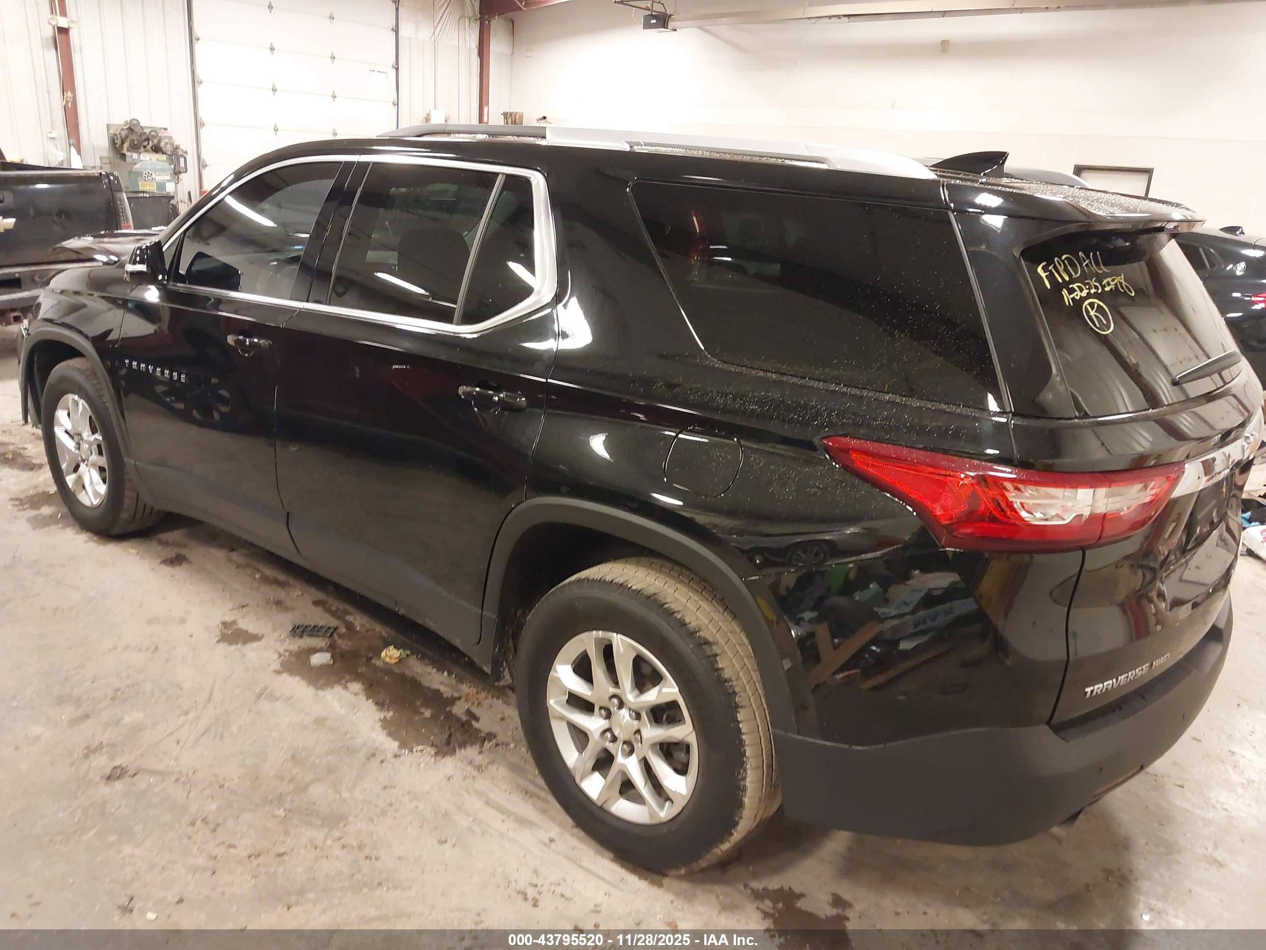 CHEVROLET TRAVERSE image 3