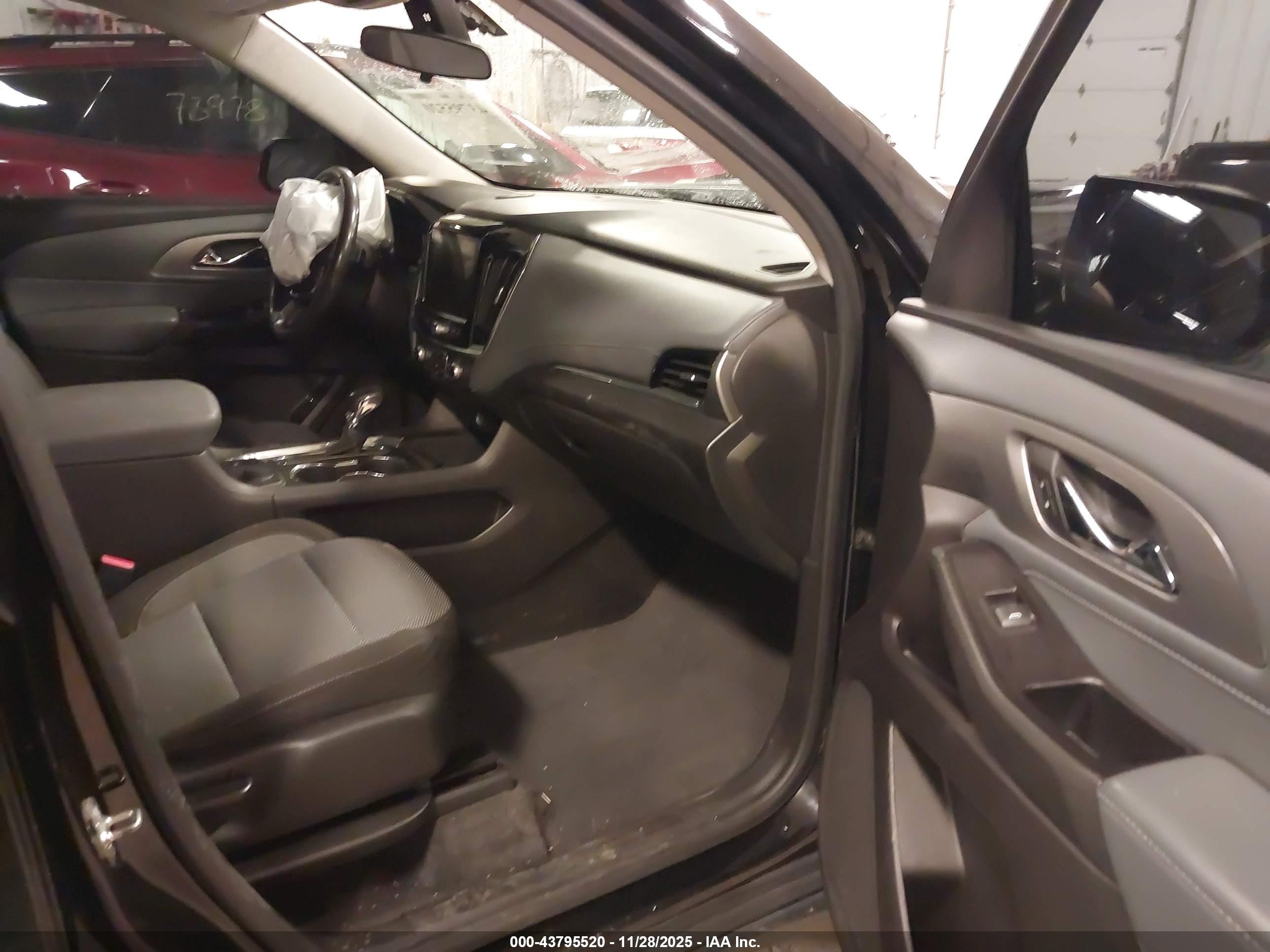 CHEVROLET TRAVERSE image 5