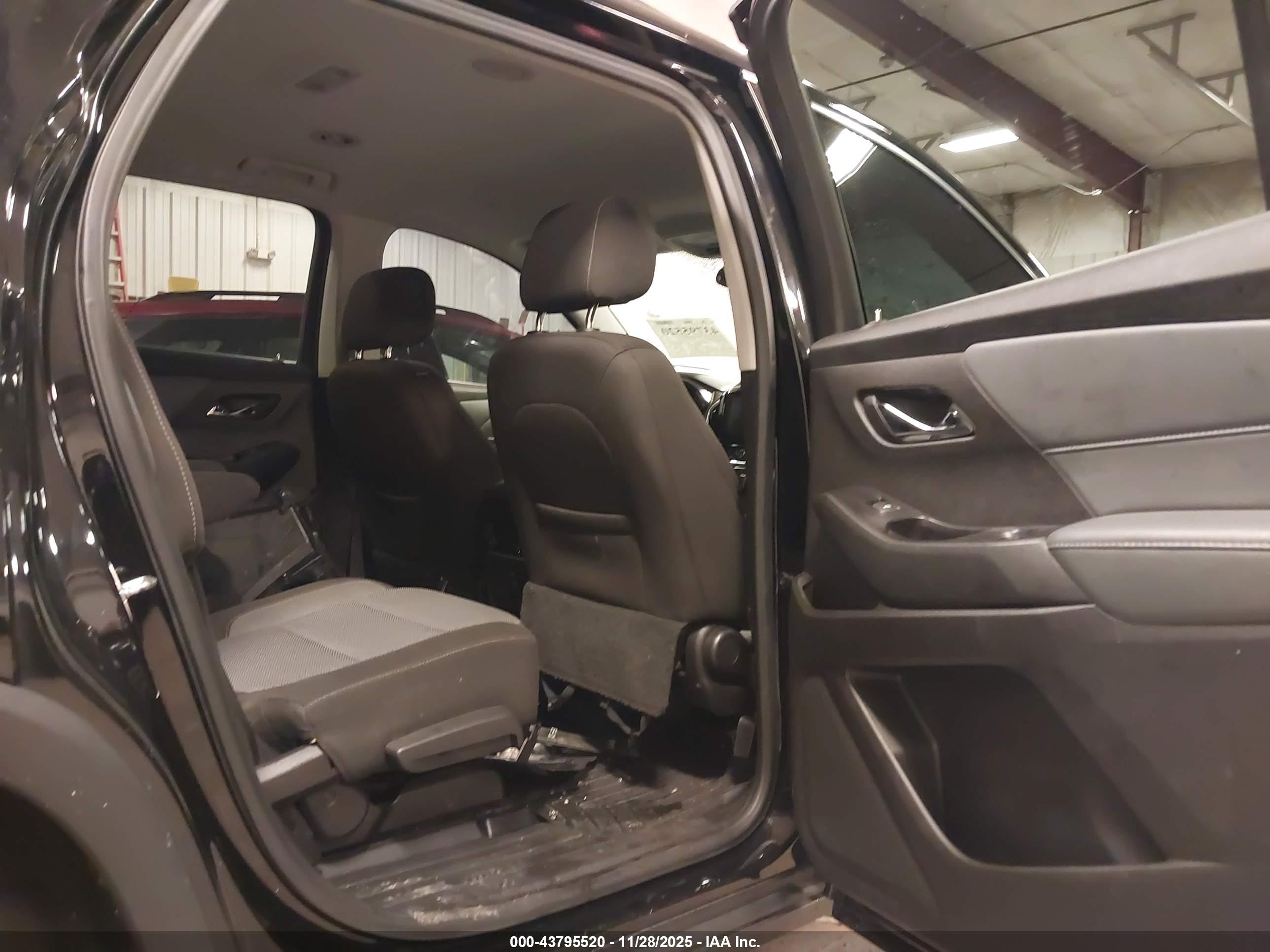 CHEVROLET TRAVERSE image 8