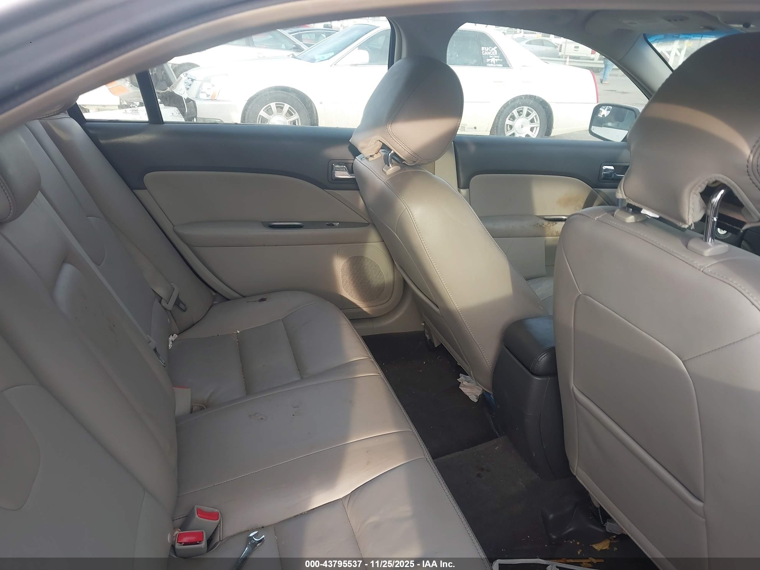 FORD FUSION image 8