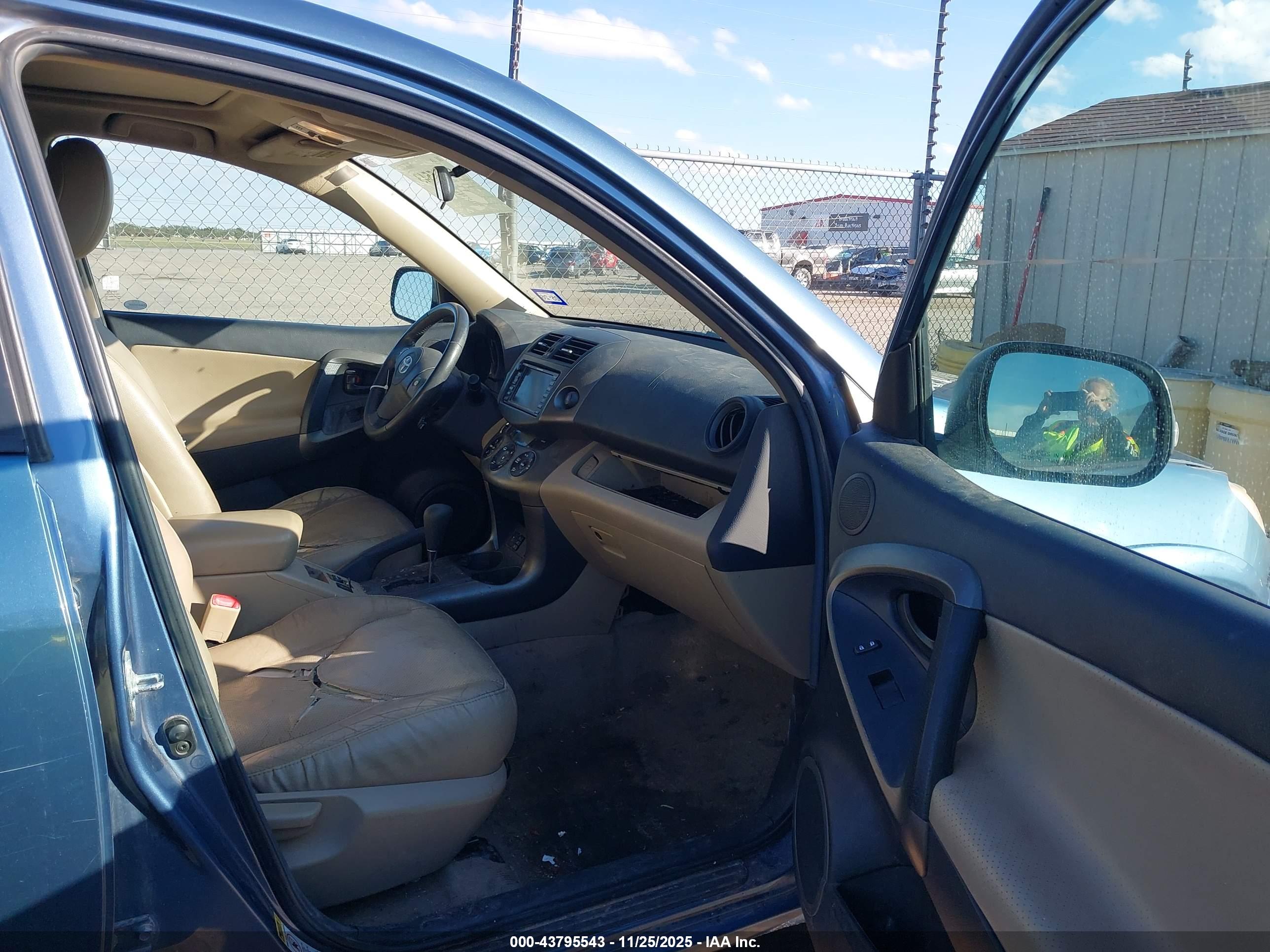 TOYOTA RAV4 image 5