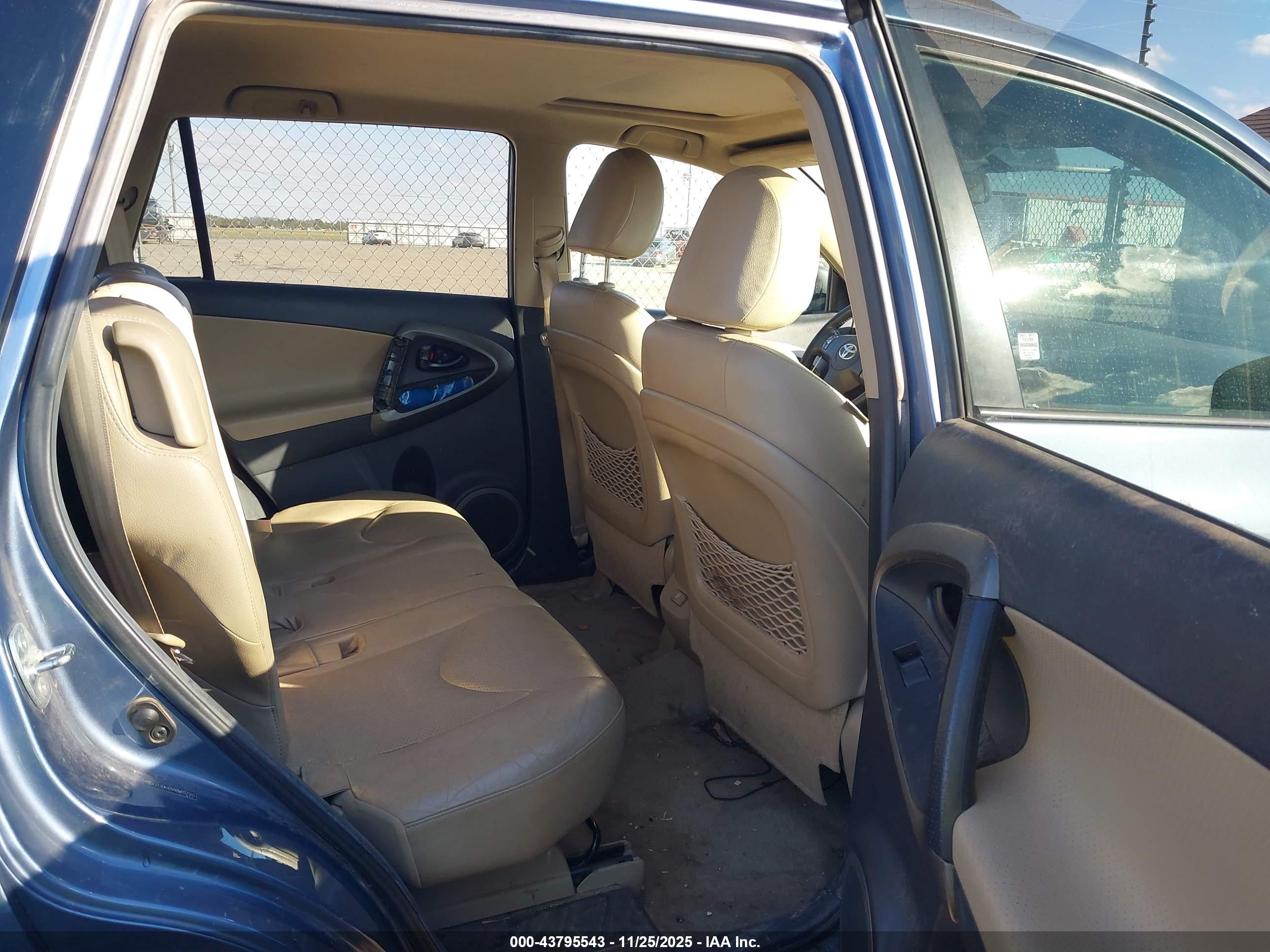 TOYOTA RAV4 image 8
