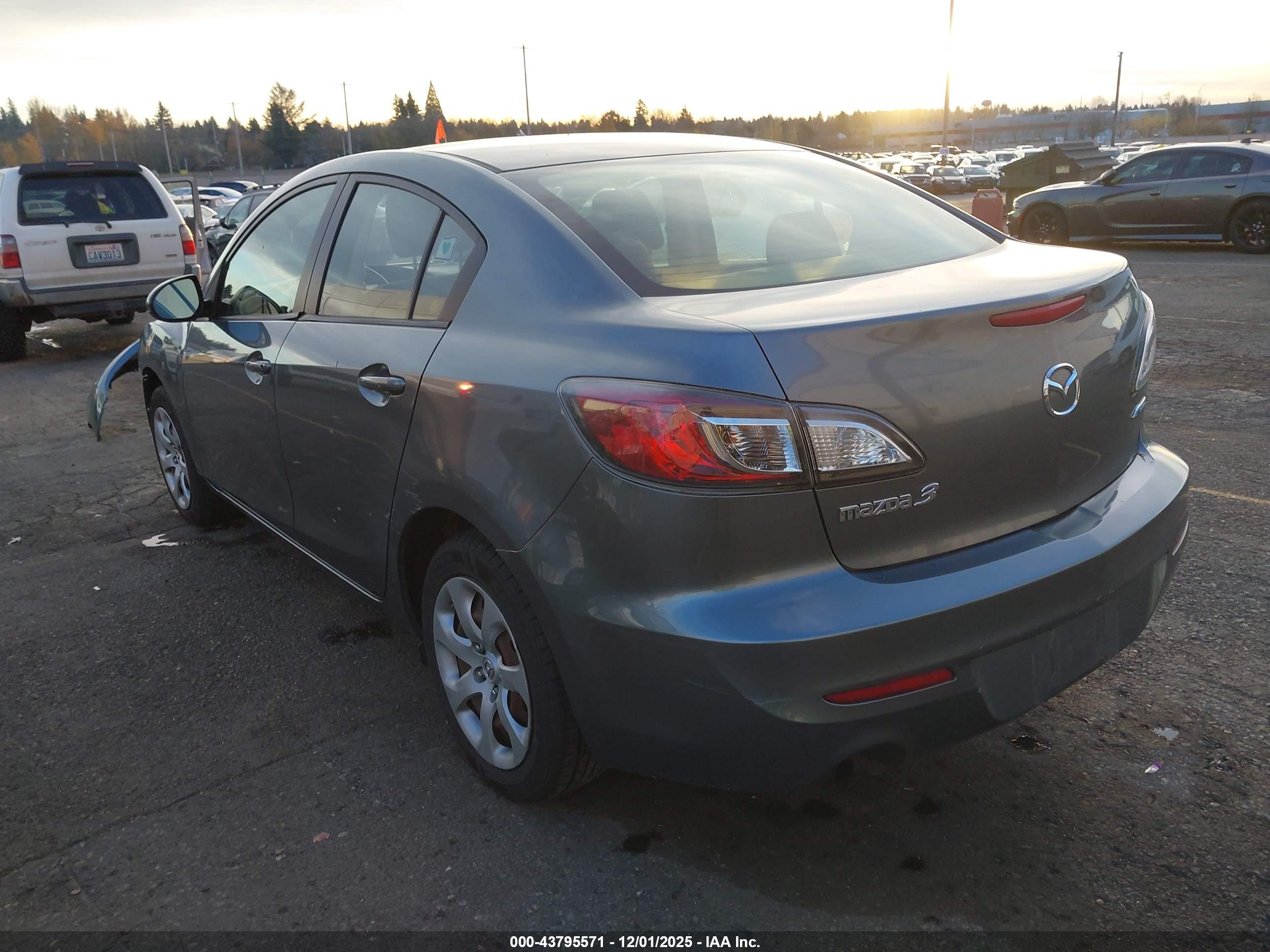 MAZDA MAZDA3 image 3