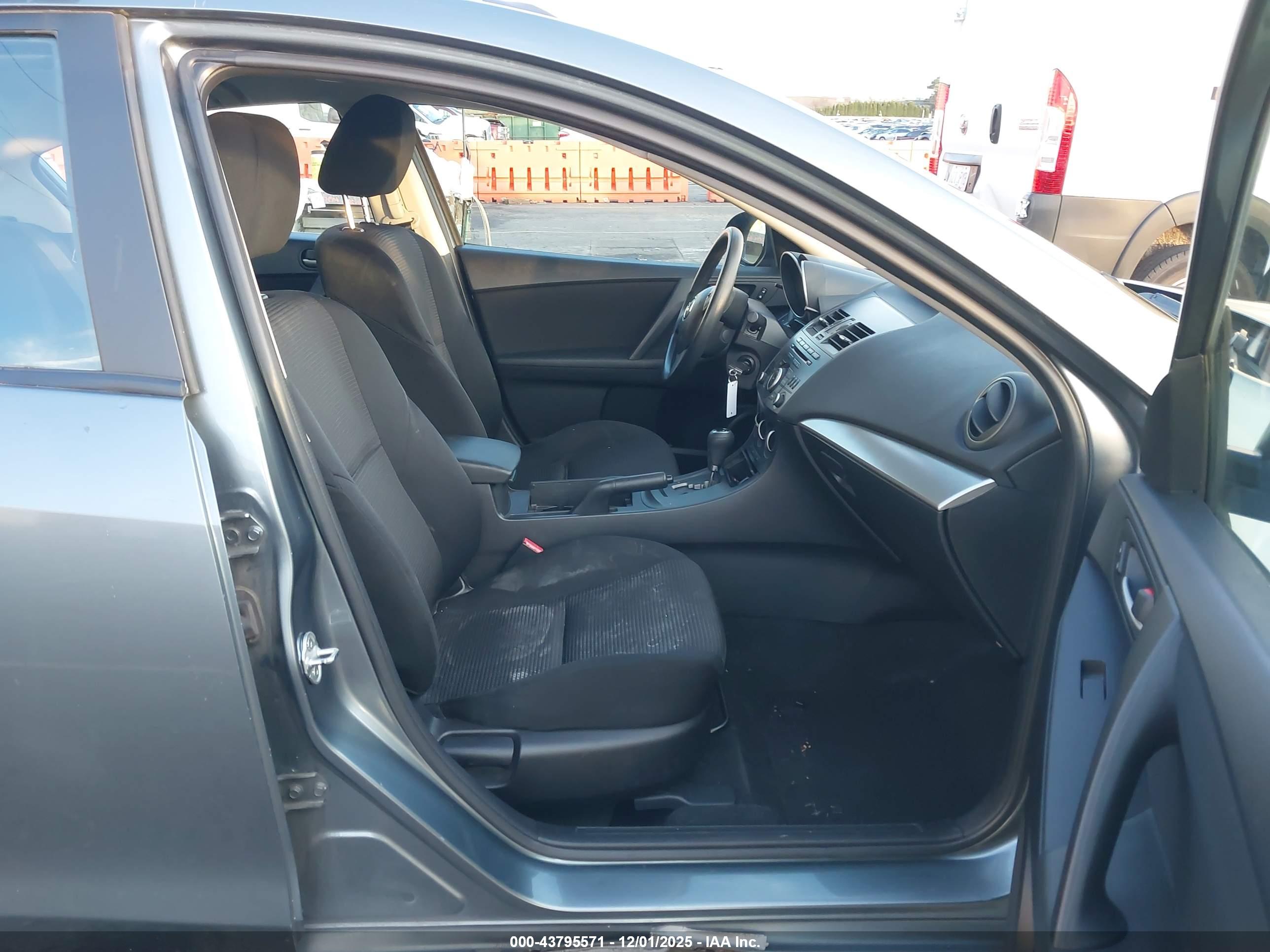 MAZDA MAZDA3 image 5
