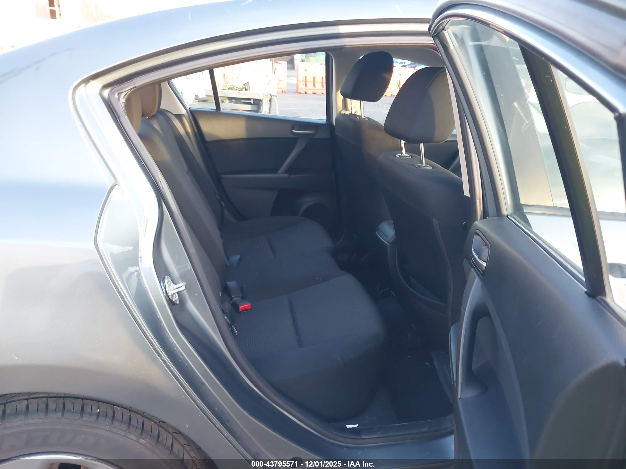 MAZDA MAZDA3 image 8