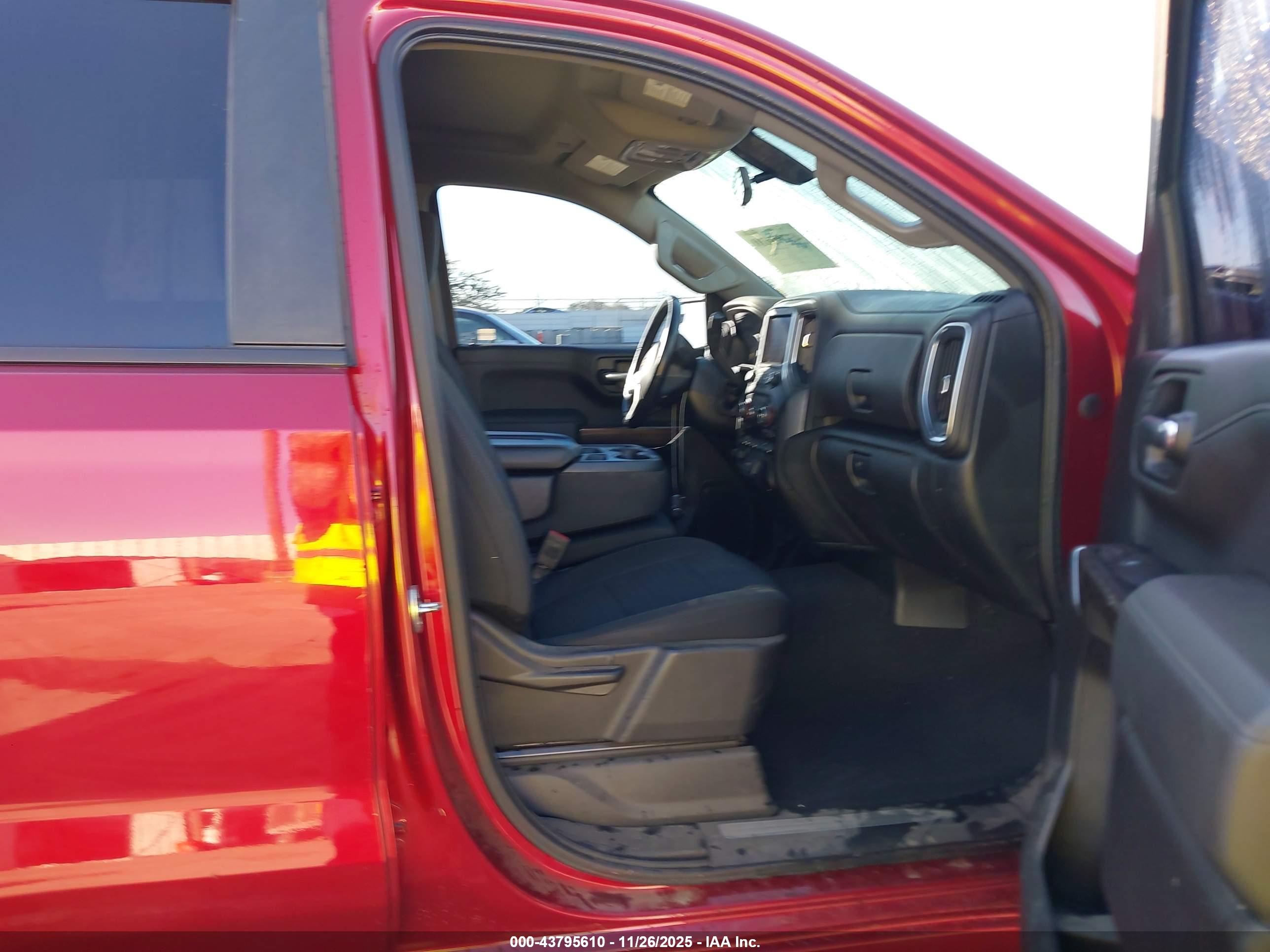 CHEVROLET SILVERADO image 5